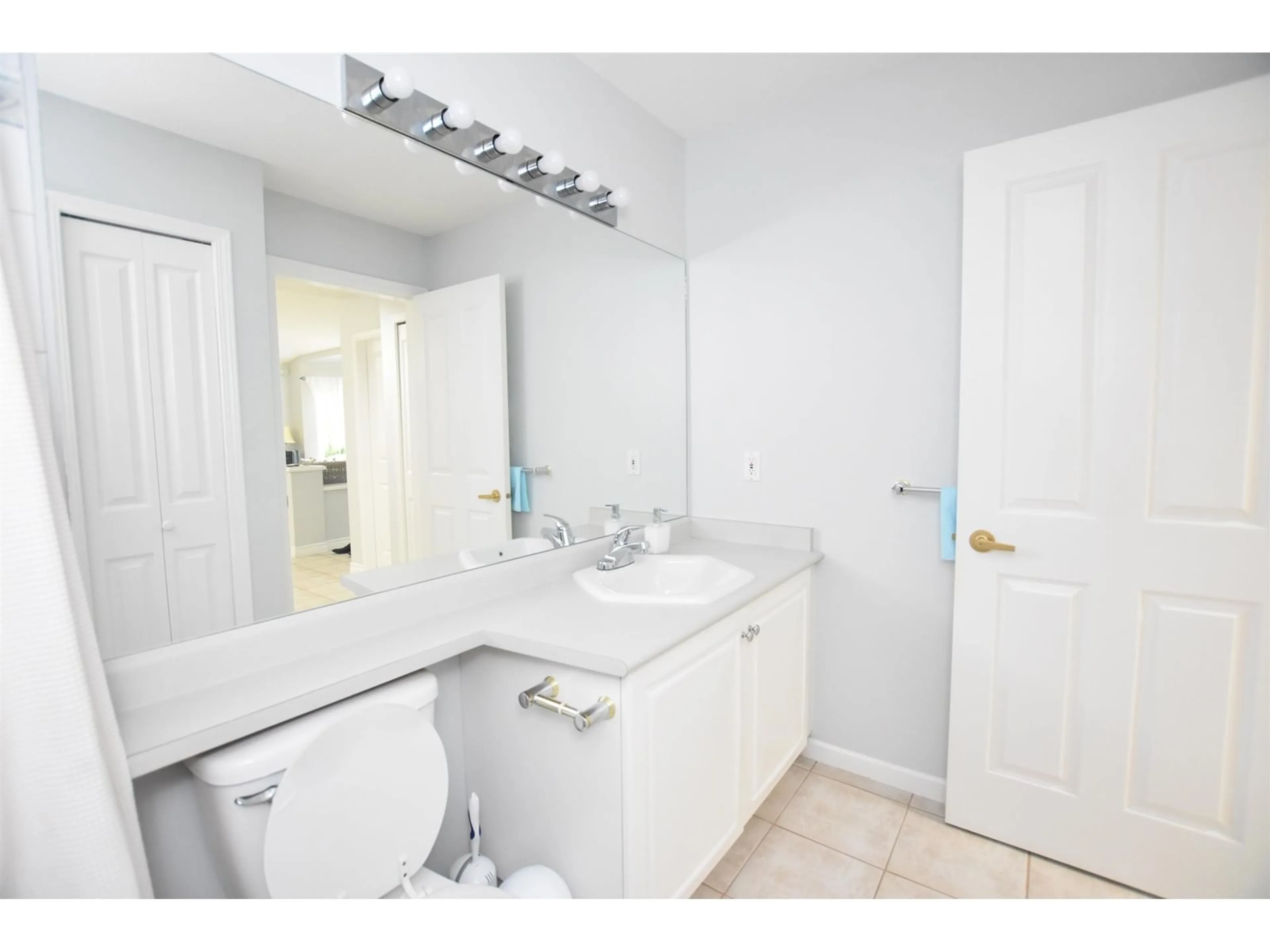 Standard bathroom, ceramic/tile floor for 7 16888 80 AVENUE, Surrey British Columbia V4N5A1