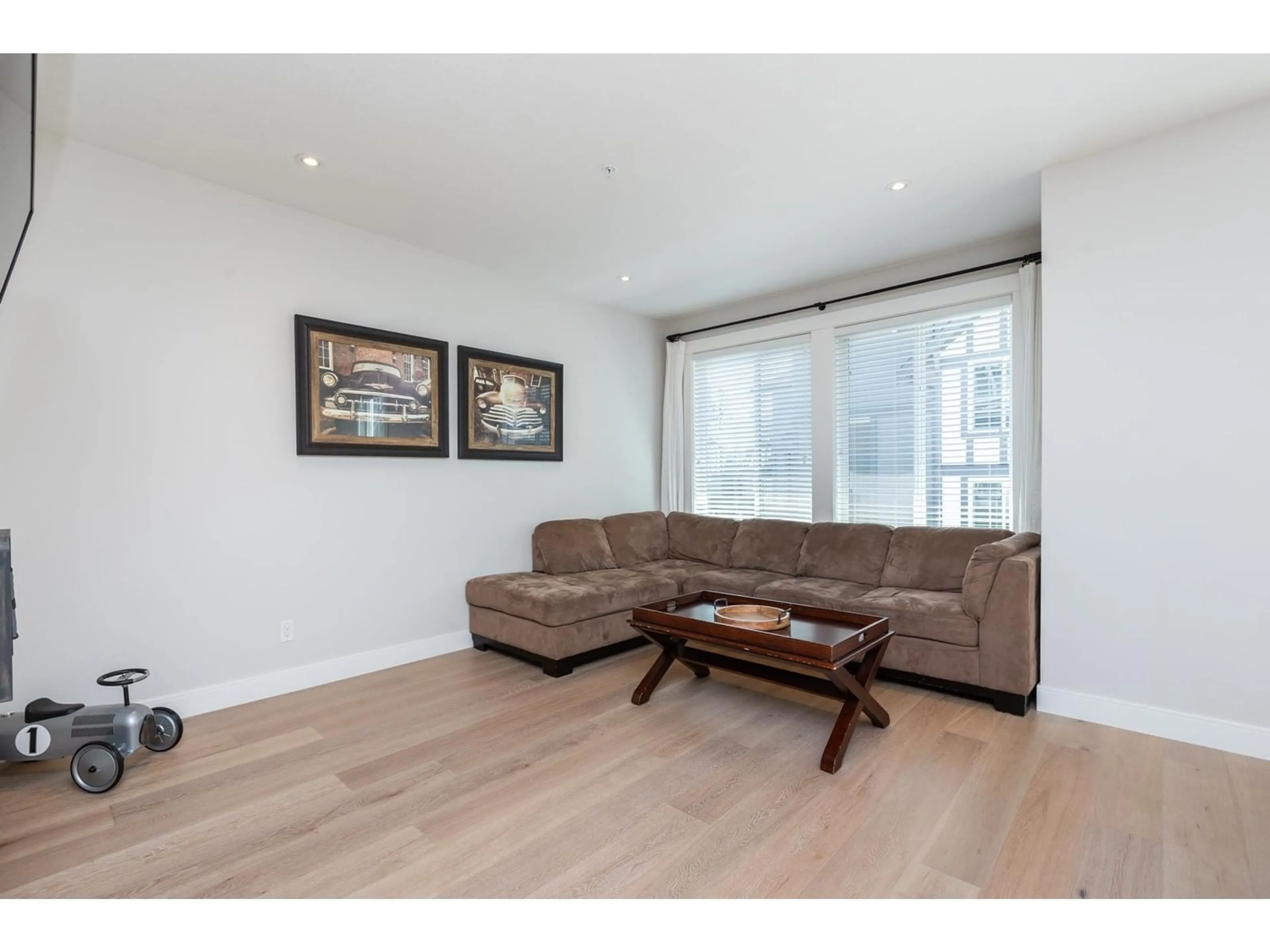 Living room with furniture, wood/laminate floor for 4 9567 217A STREET, Langley British Columbia V1M0G5