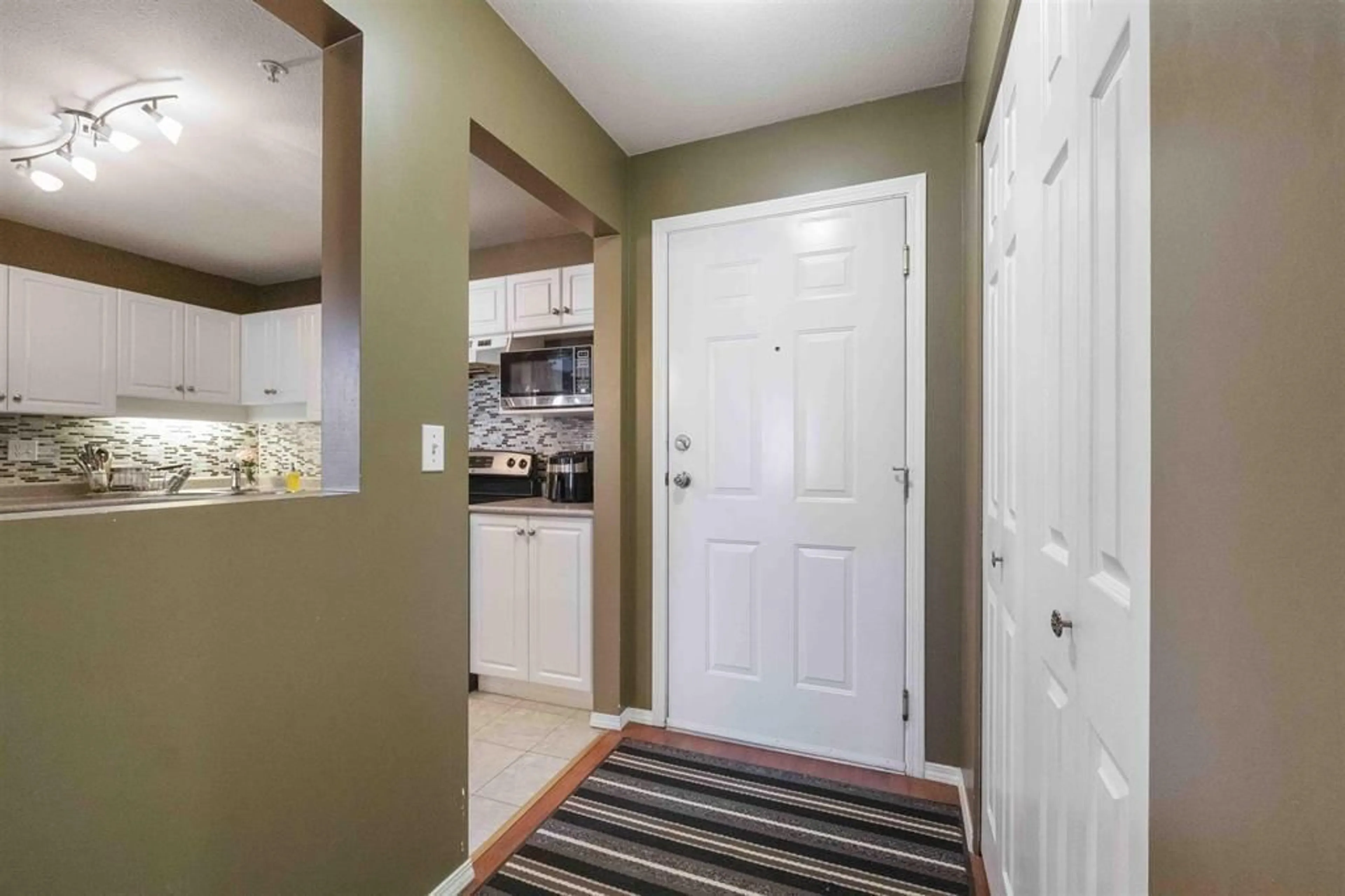 Indoor entryway for 302 - 2435 CENTER, Abbotsford British Columbia V2T2N4