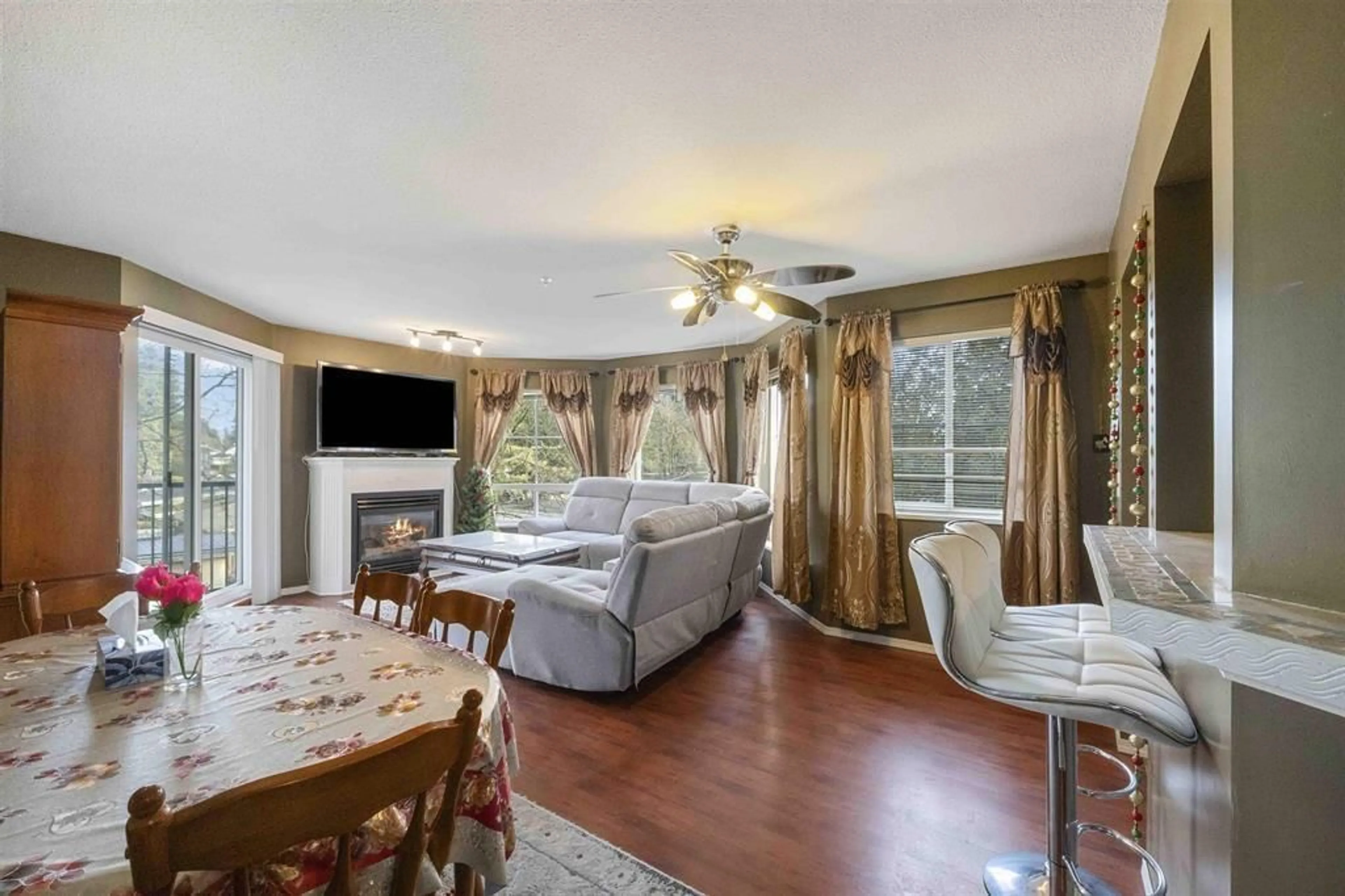 Living room with furniture, wood/laminate floor for 302 - 2435 CENTER, Abbotsford British Columbia V2T2N4
