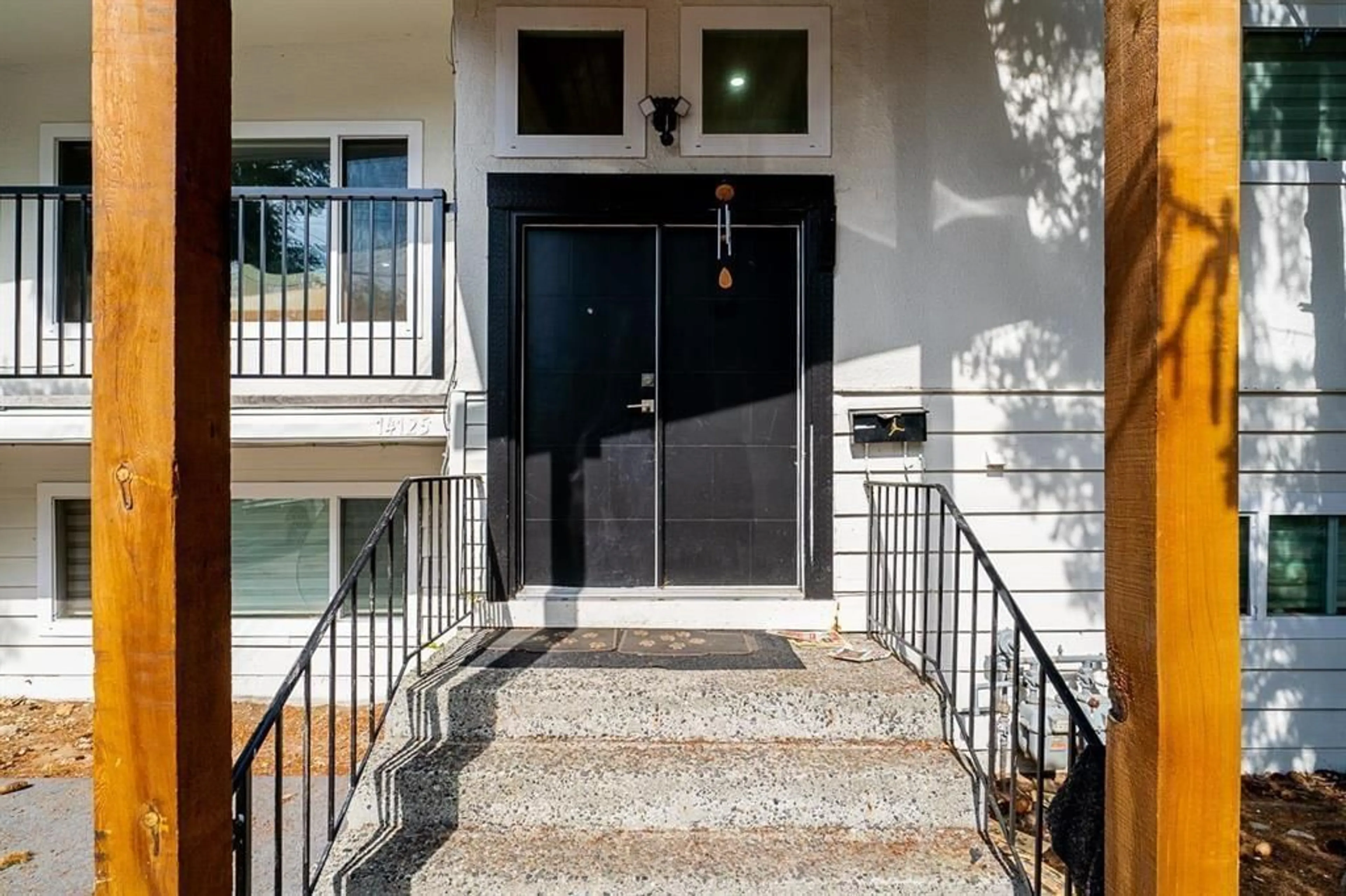 Indoor entryway for 14125 75 AVENUE, Surrey British Columbia V3W2S9