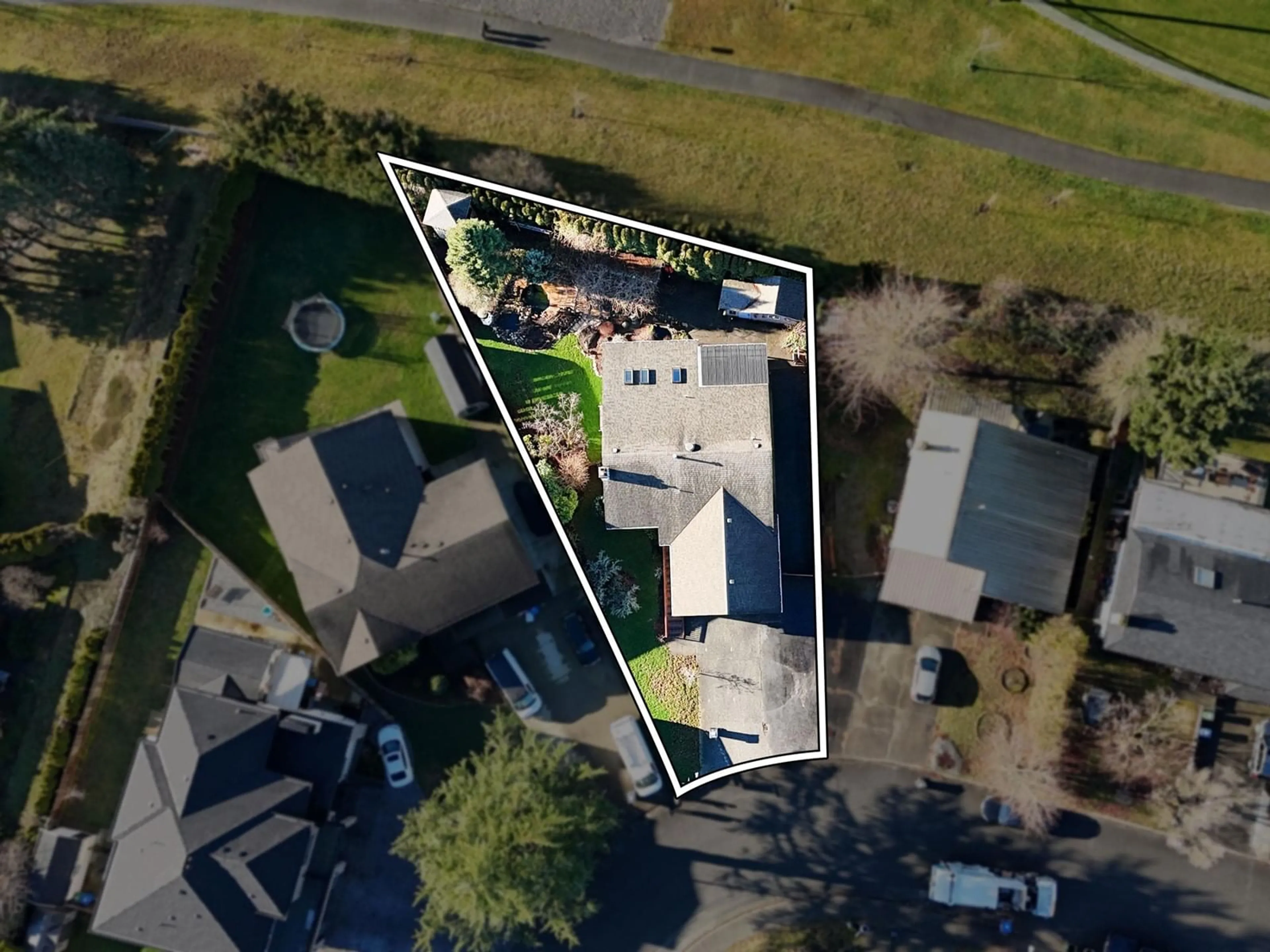 A pic from outside/outdoor area/front of a property/back of a property/a pic from drone, street for 3363 OKANAGAN DRIVE, Abbotsford British Columbia V2T4Z2