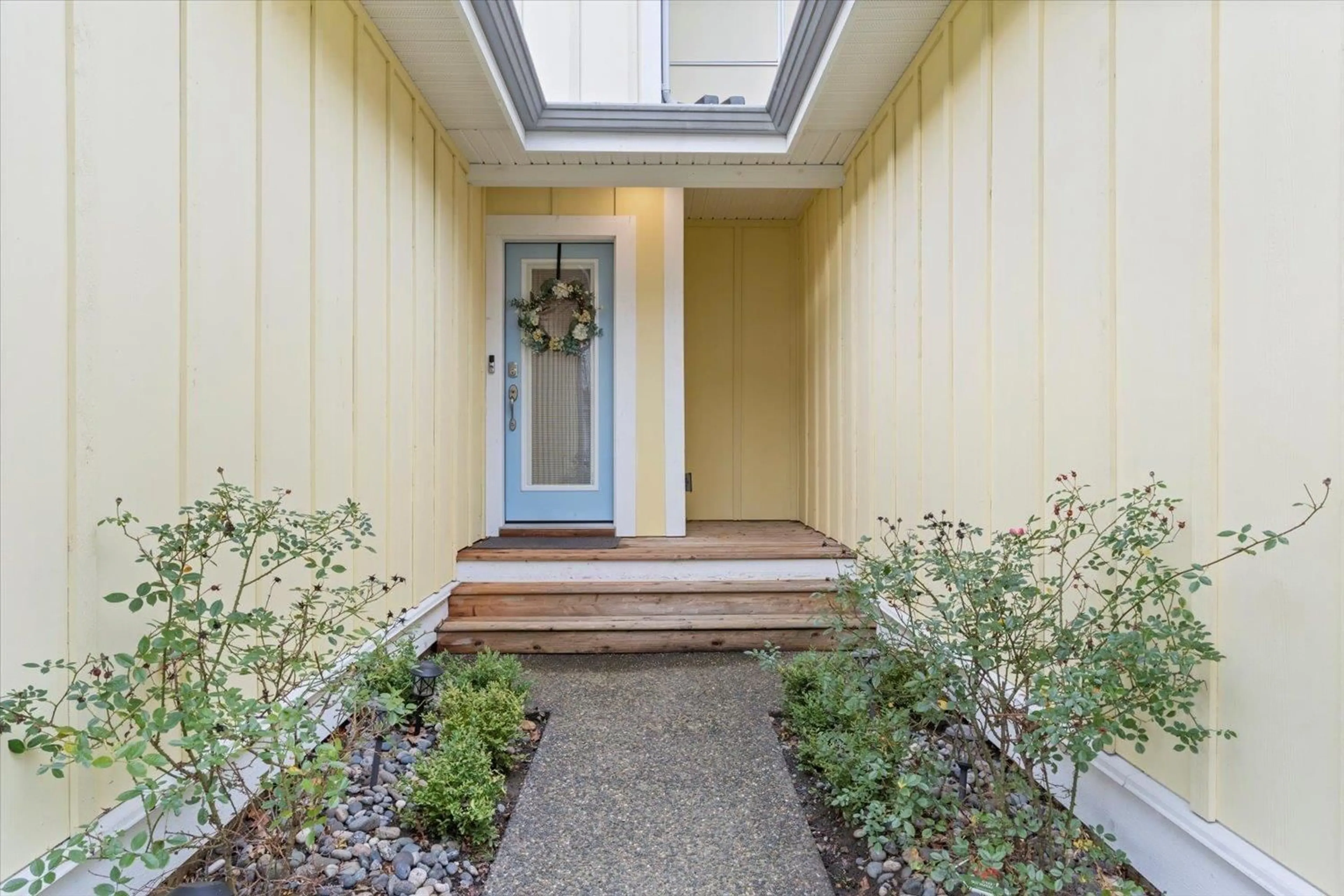 Indoor entryway for 8 44849 ANGLERS BOULEVARD|Garrison Cross, Chilliwack British Columbia V2R0Y4