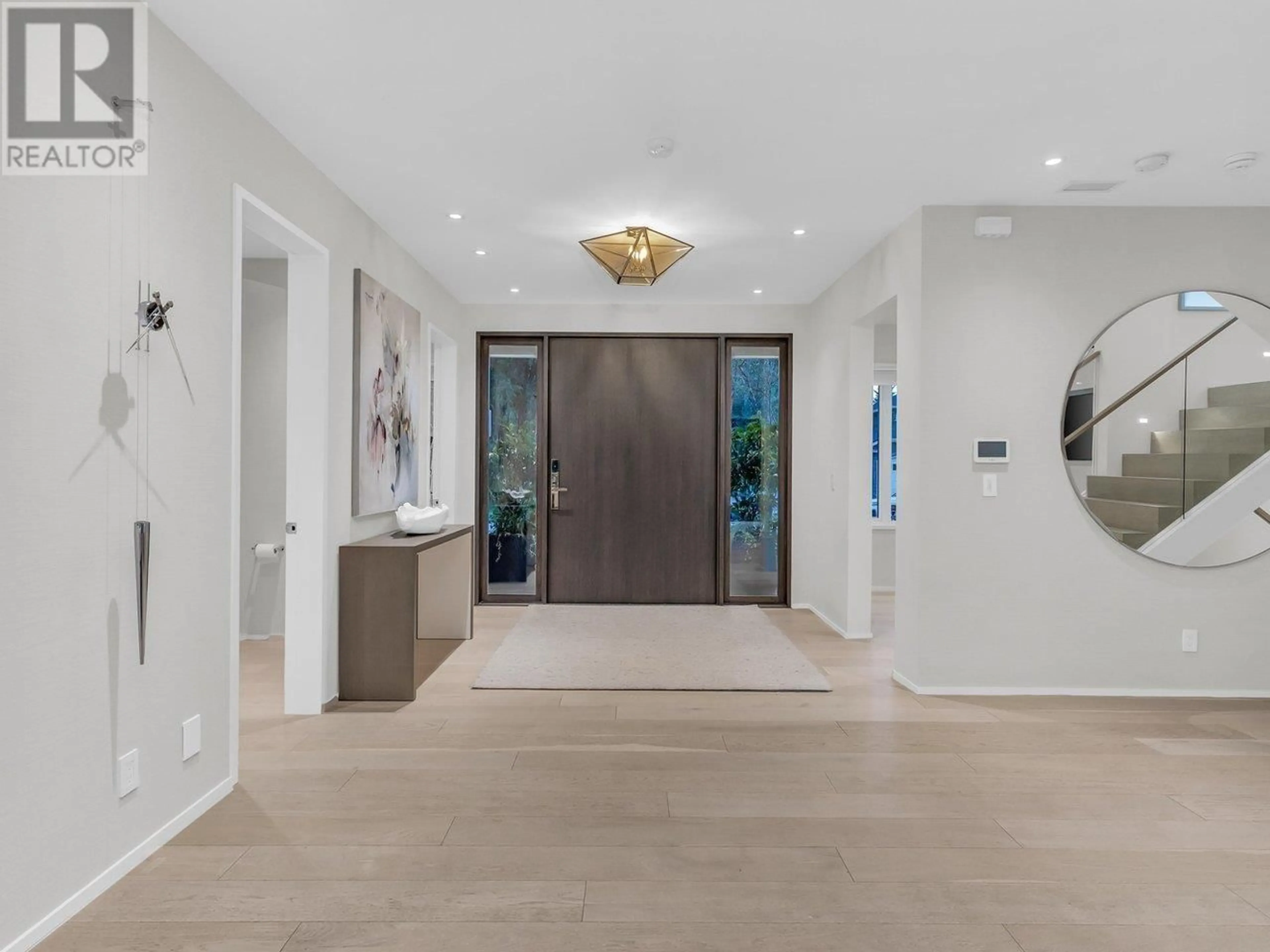 Indoor entryway for 960 ESSEX ROAD, North Vancouver British Columbia V7R1V9