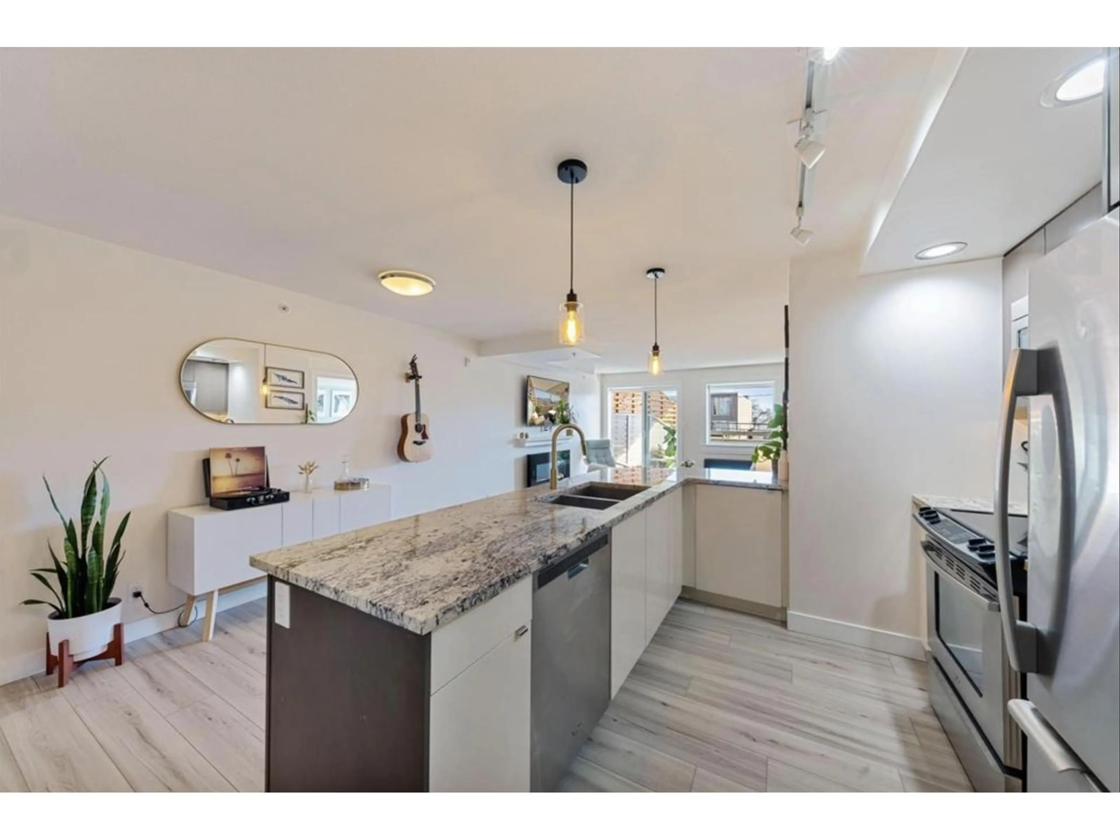 Open concept kitchen, ceramic/tile floor for 202 14955 VICTORIA AVENUE, White Rock British Columbia V4B1G2