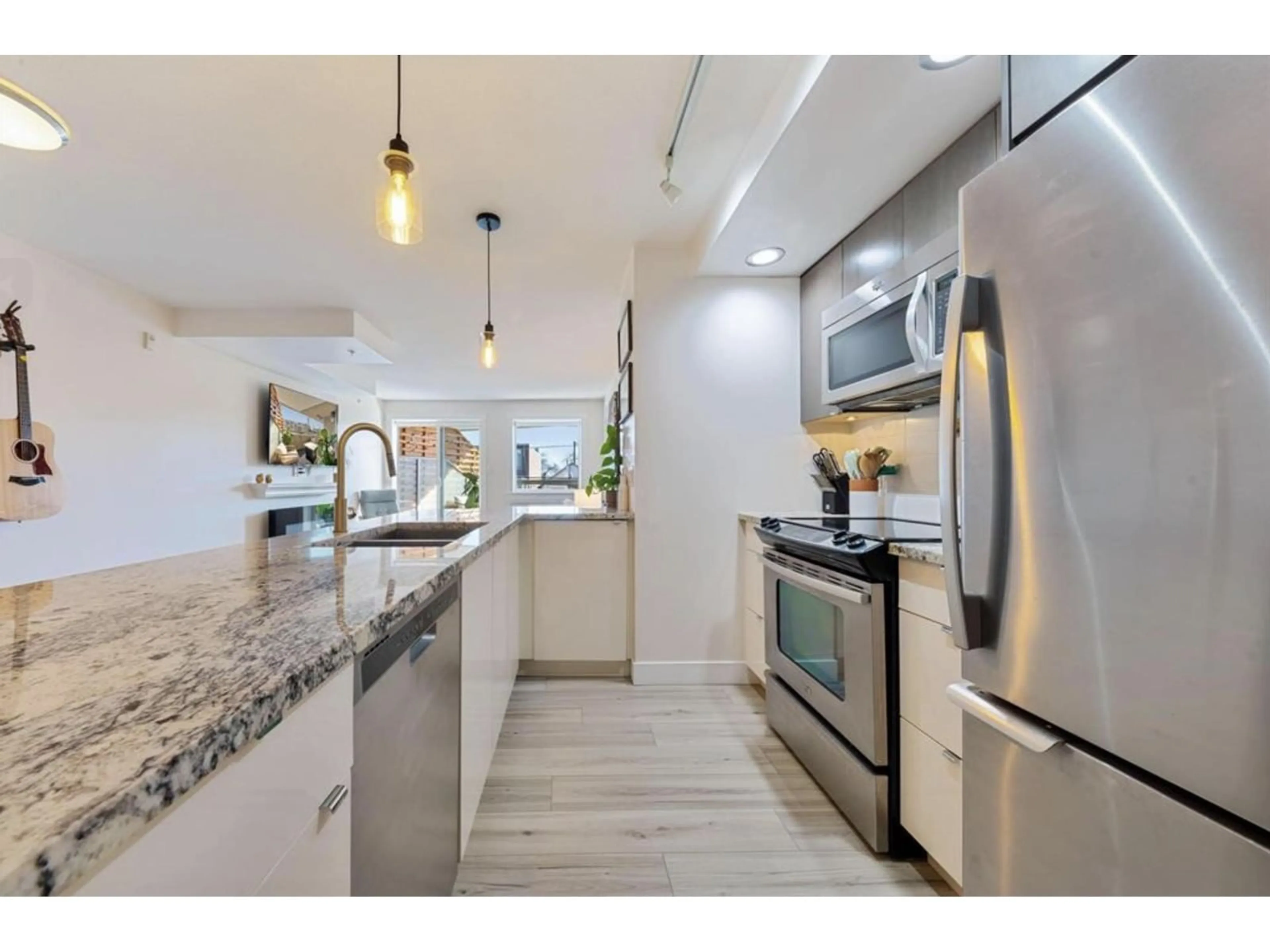 Open concept kitchen, unknown for 202 14955 VICTORIA AVENUE, White Rock British Columbia V4B1G2