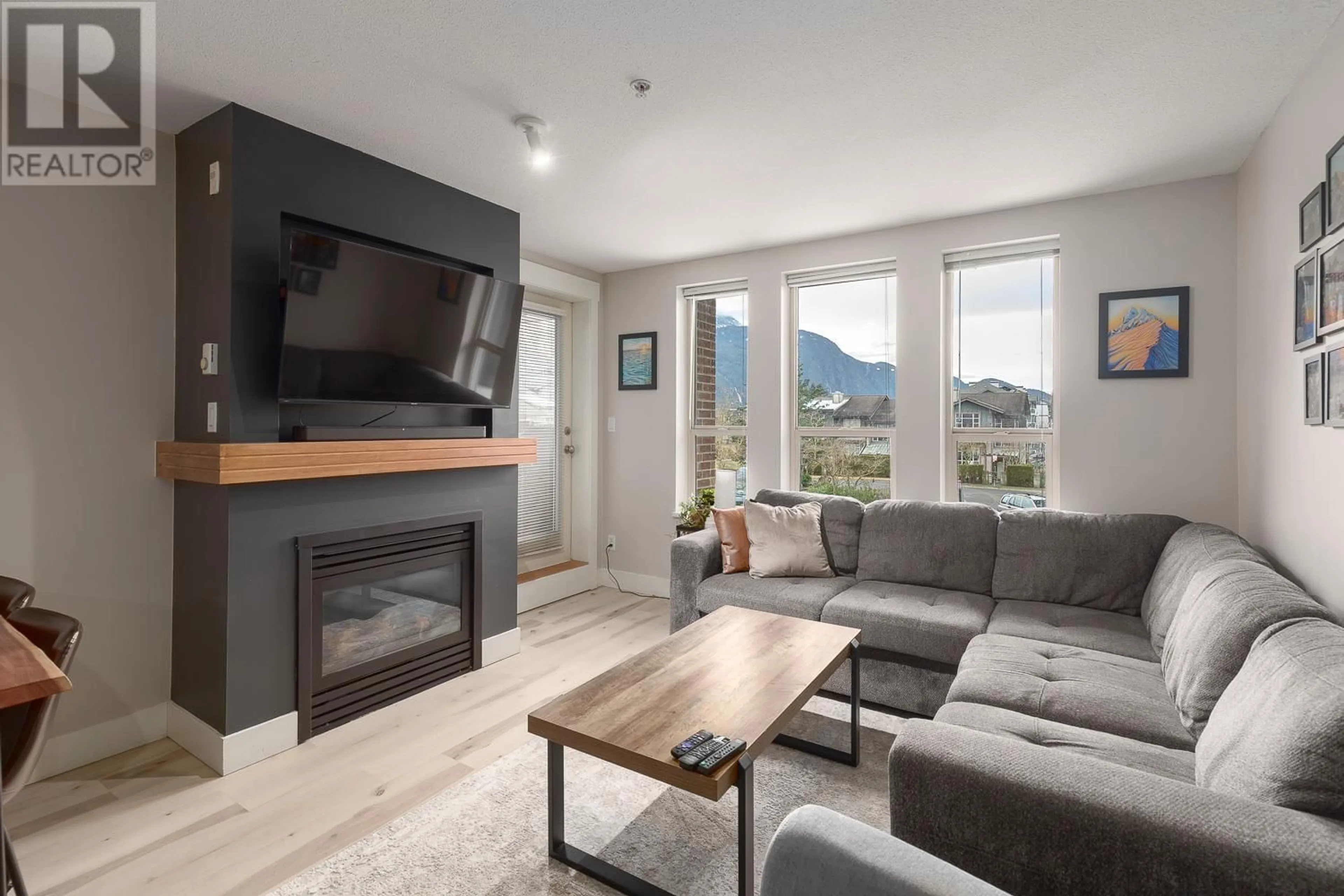 Living room with furniture, wood/laminate floor for 216 1211 VILLAGE GREEN WAY, Squamish British Columbia V8B0R7