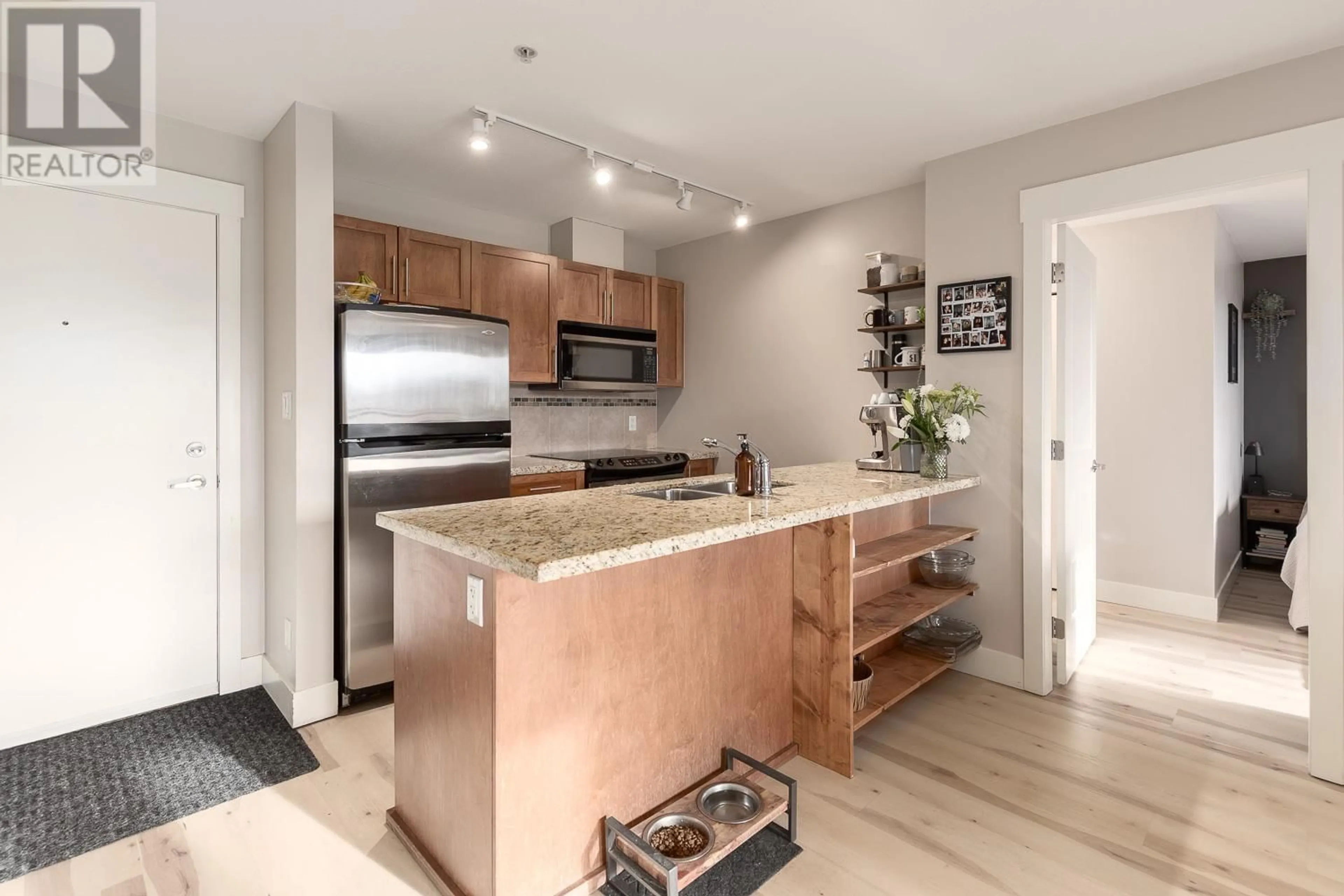 Open concept kitchen, unknown for 216 1211 VILLAGE GREEN WAY, Squamish British Columbia V8B0R7