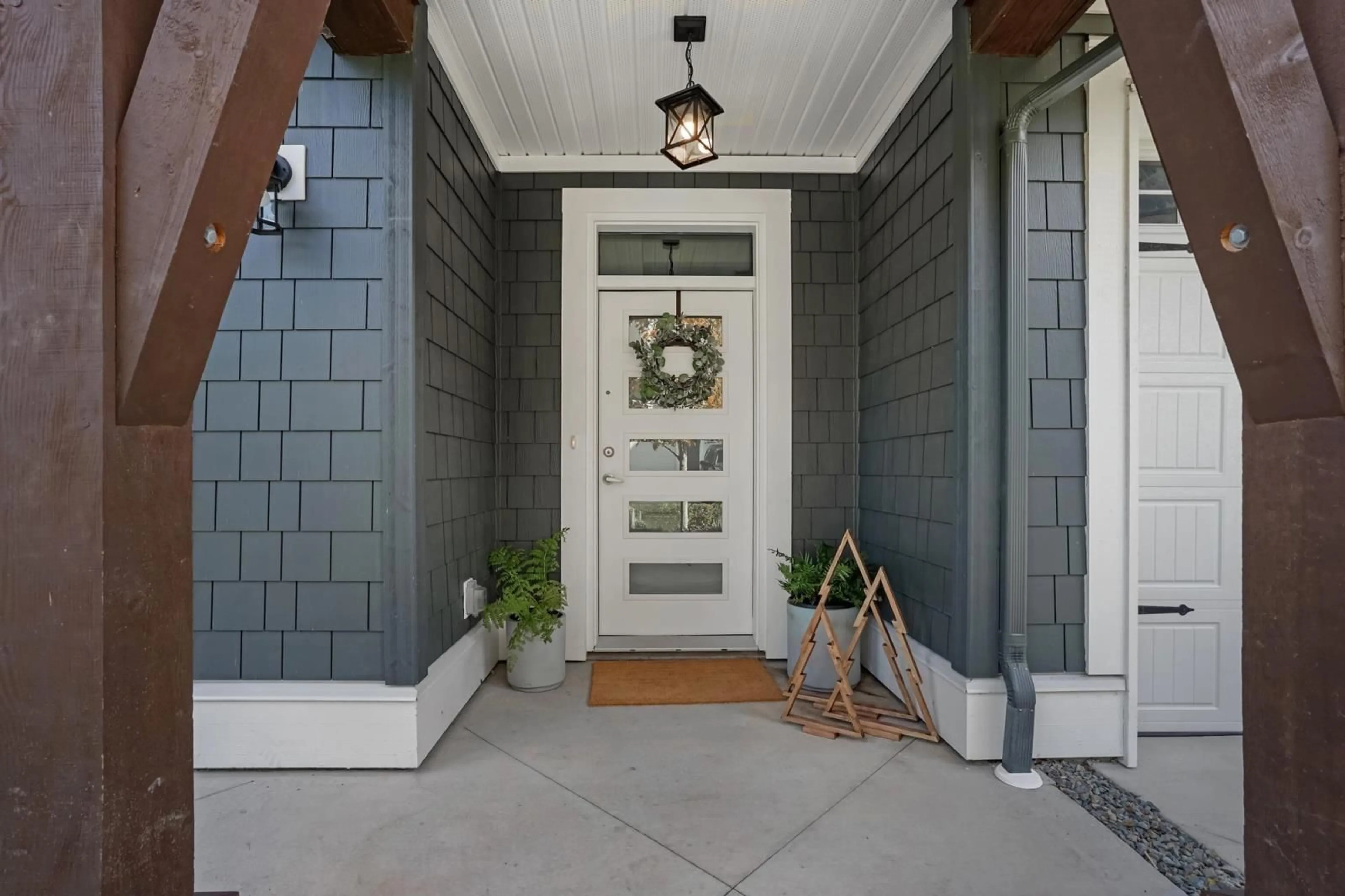 Indoor entryway for 33 386 PINE AVENUE|Harrison Hot Springs, Harrison Hot Springs British Columbia V0M1K0