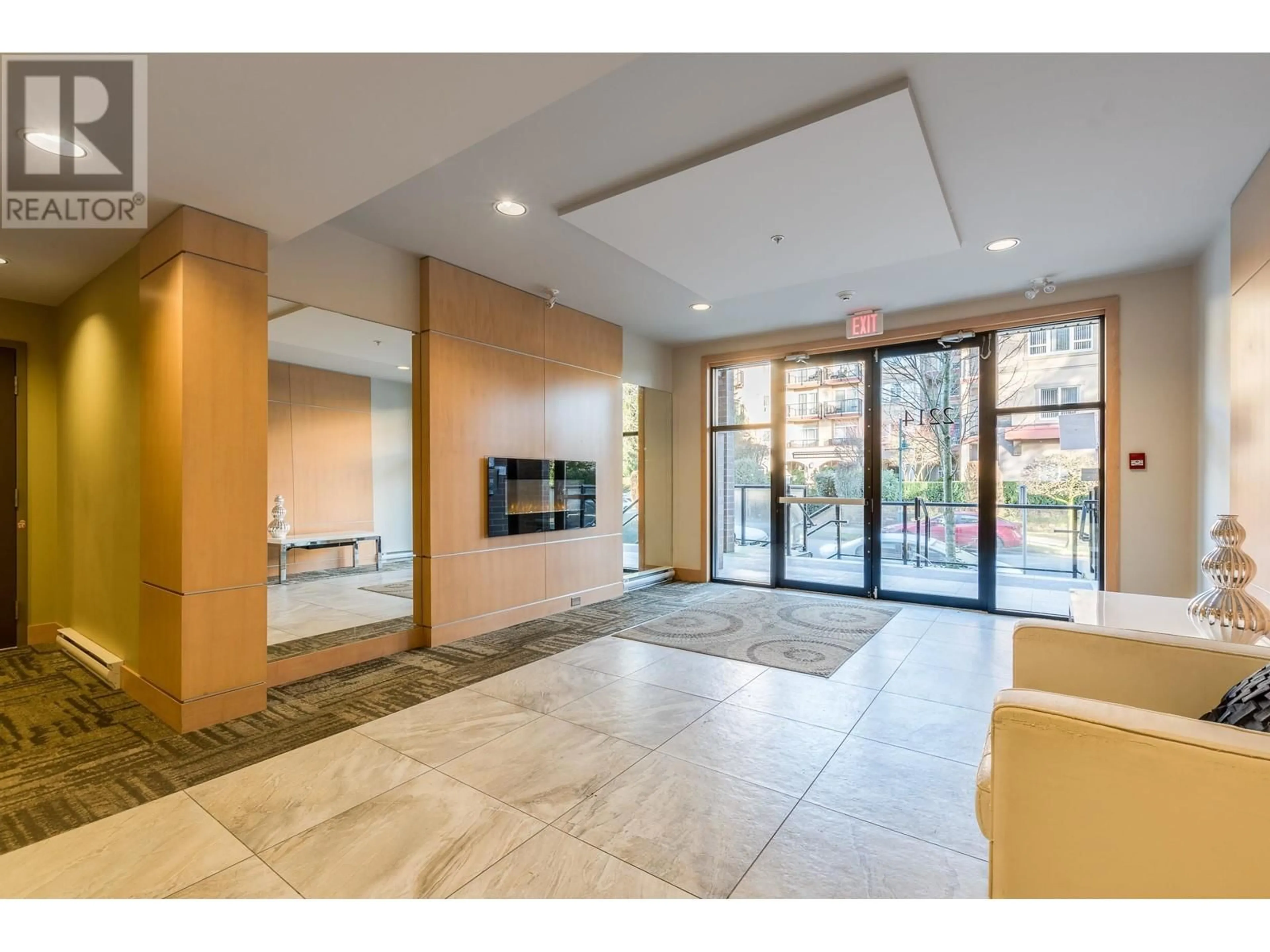 Indoor foyer for 201 2214 KELLY AVENUE, Port Coquitlam British Columbia V3C0E5