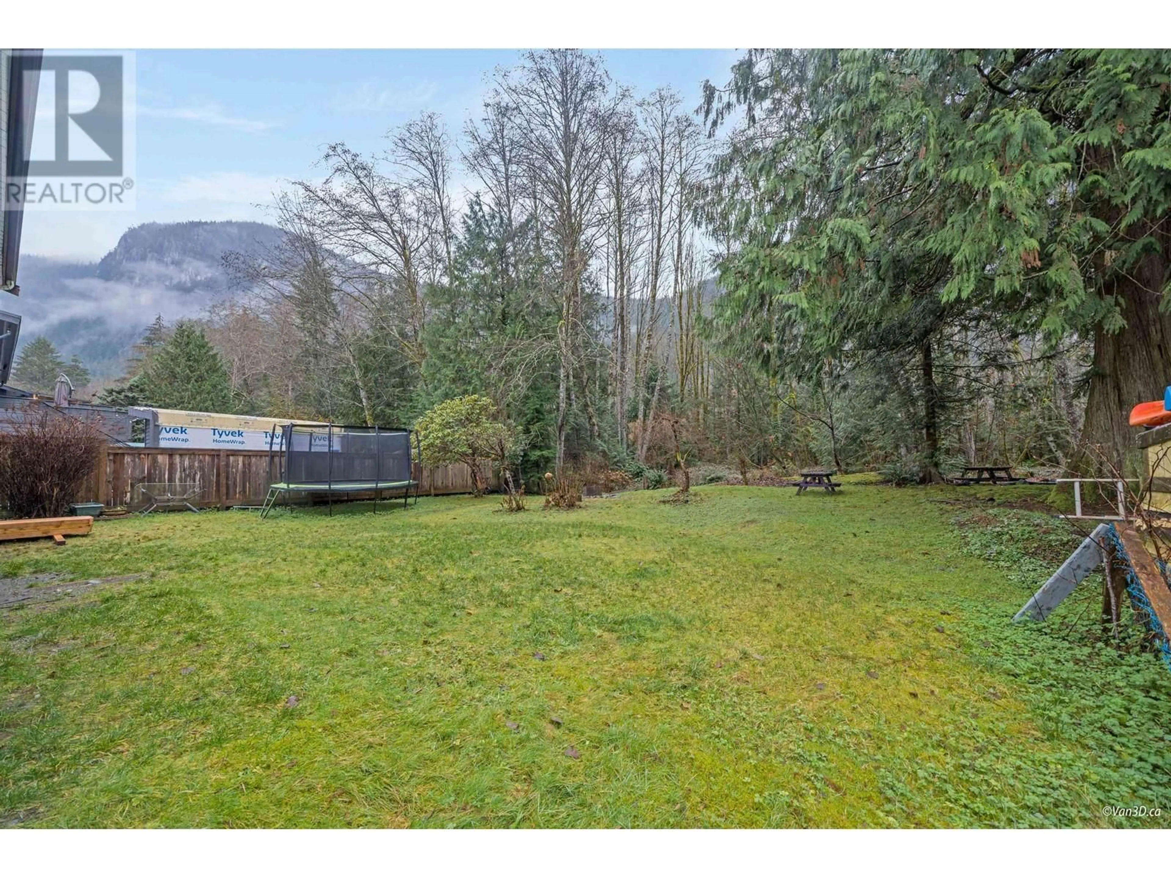 A pic from outside/outdoor area/front of a property/back of a property/a pic from drone, unknown for 37968 MAGNOLIA CRESCENT, Squamish British Columbia V8B0X7