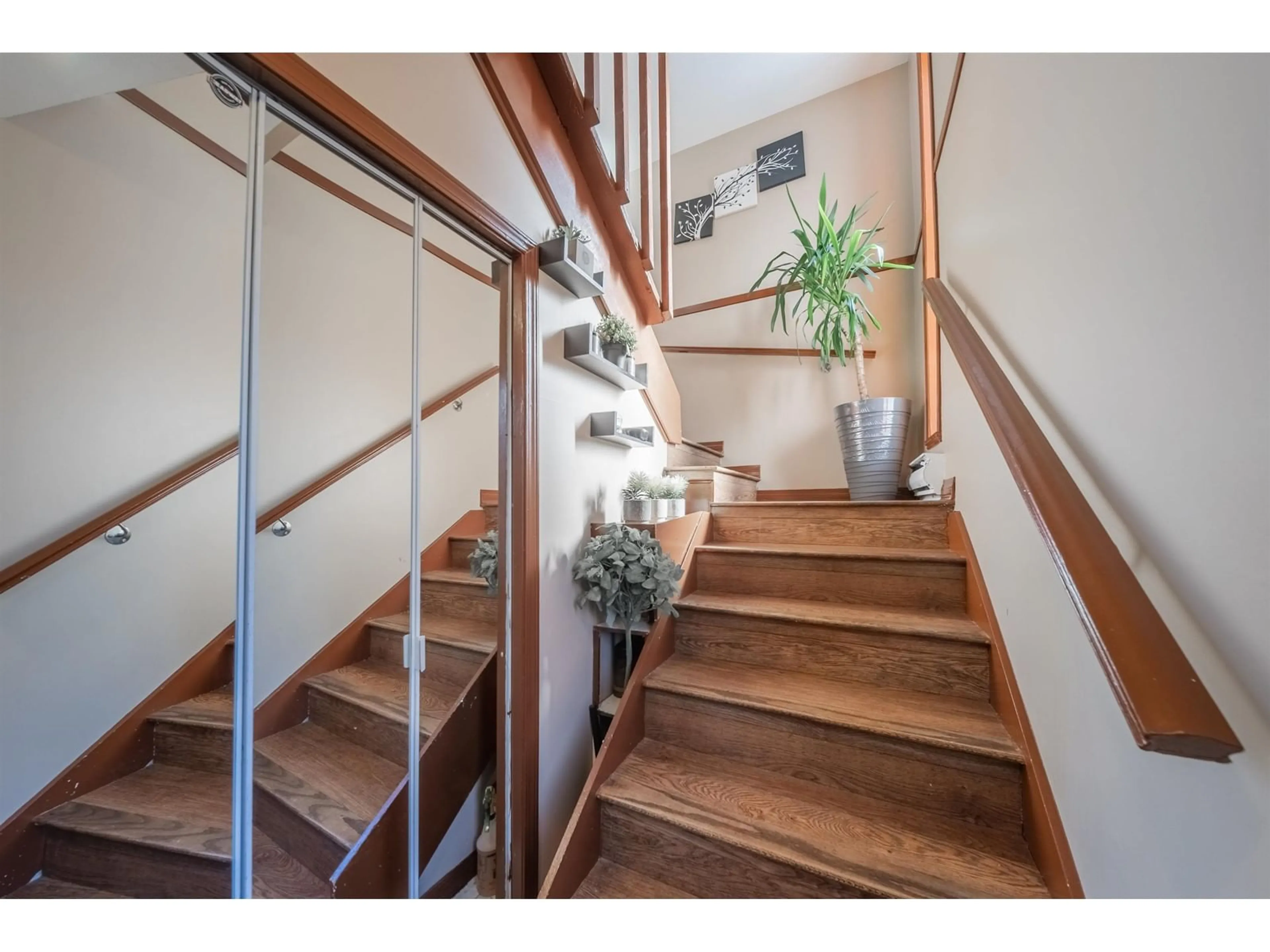 Indoor entryway for 10560 HOLLY PARK, Surrey British Columbia V3R6X9