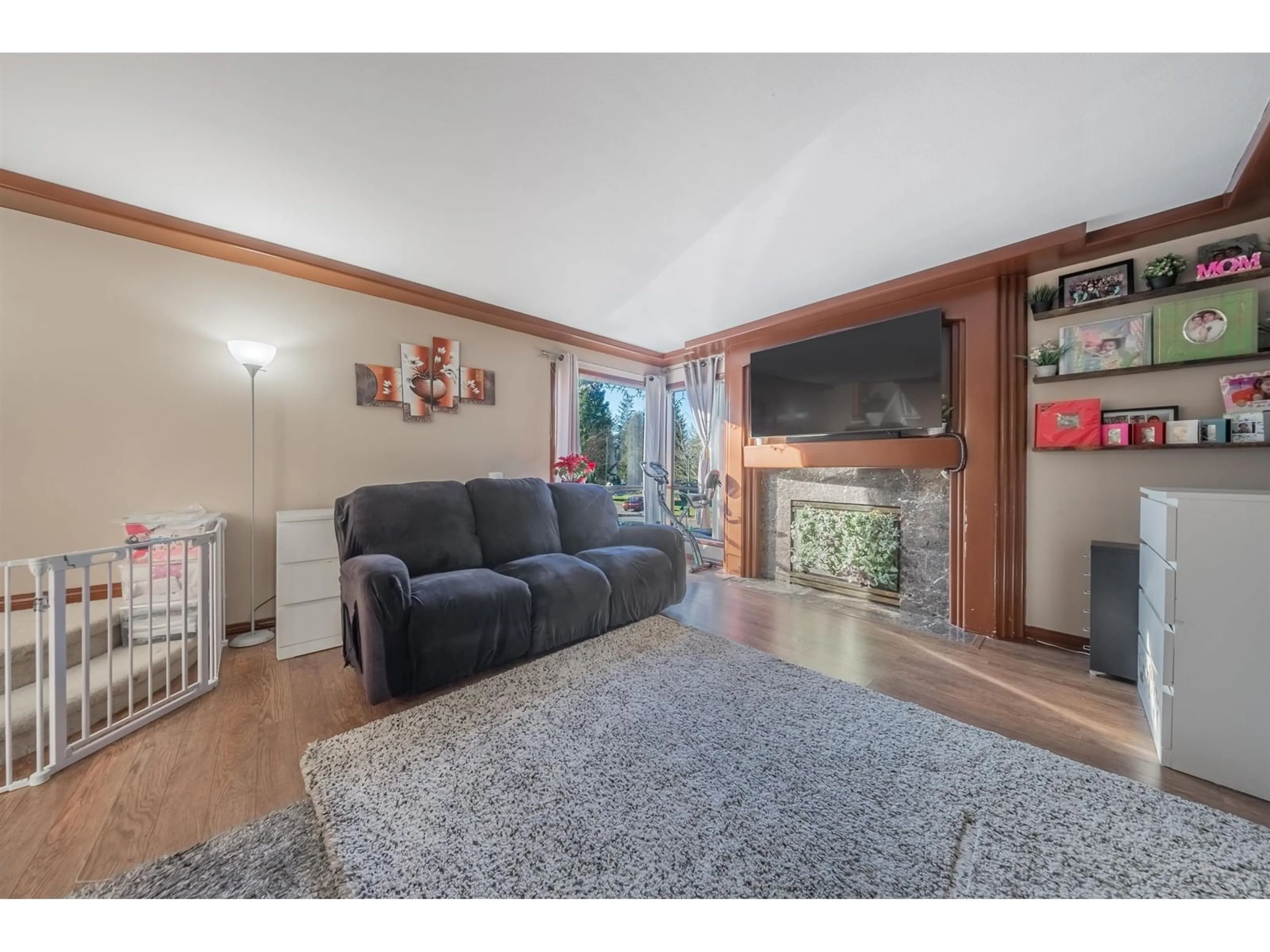 Living room with furniture, wood/laminate floor for 10560 HOLLY PARK, Surrey British Columbia V3R6X9