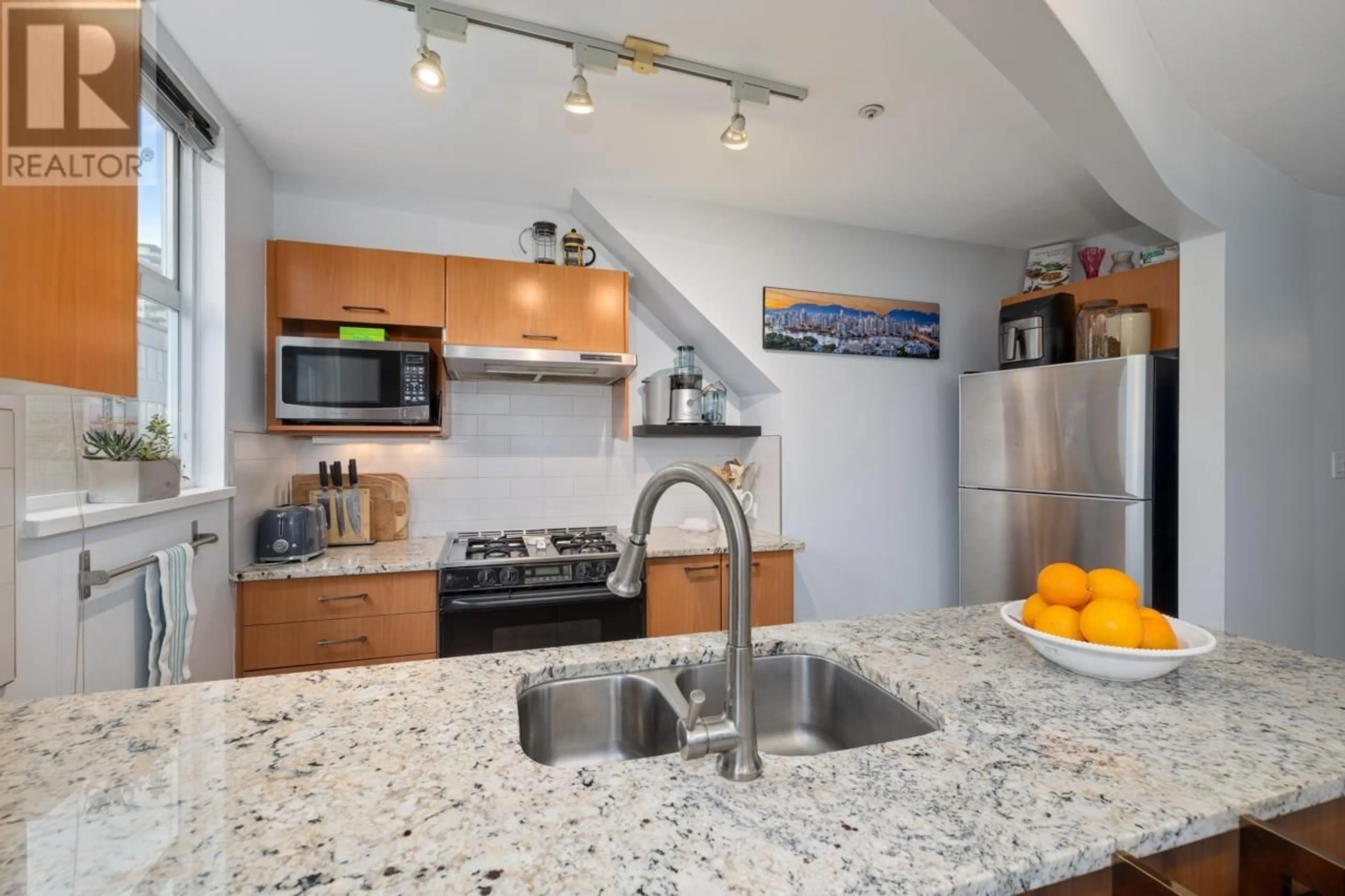 Open concept kitchen, ceramic/tile floor for 315 638 W 7TH AVENUE, Vancouver British Columbia V5Z1B5