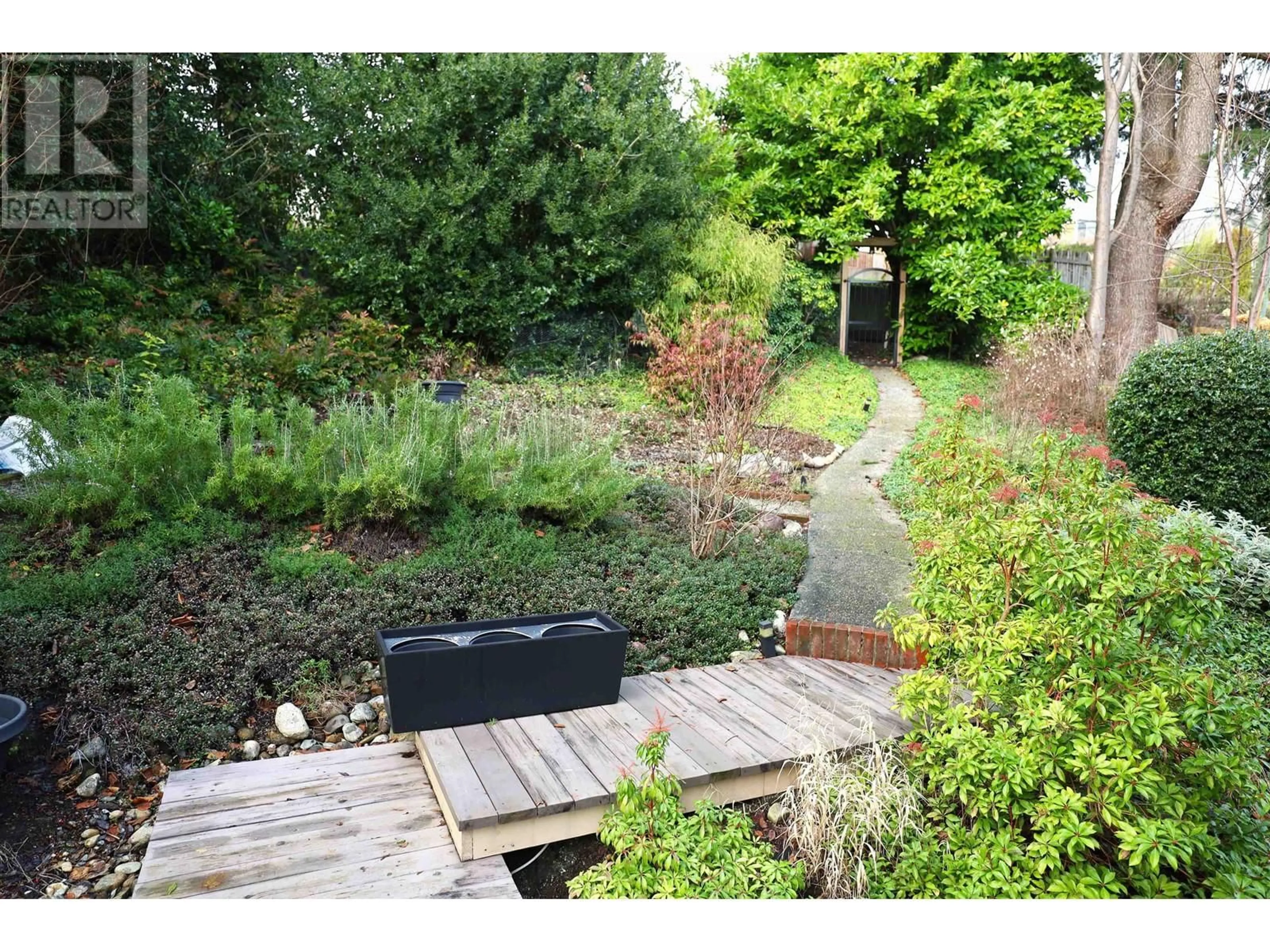 A pic from outside/outdoor area/front of a property/back of a property/a pic from drone, unknown for 512 S FLETCHER ROAD, Gibsons British Columbia V0N1V9