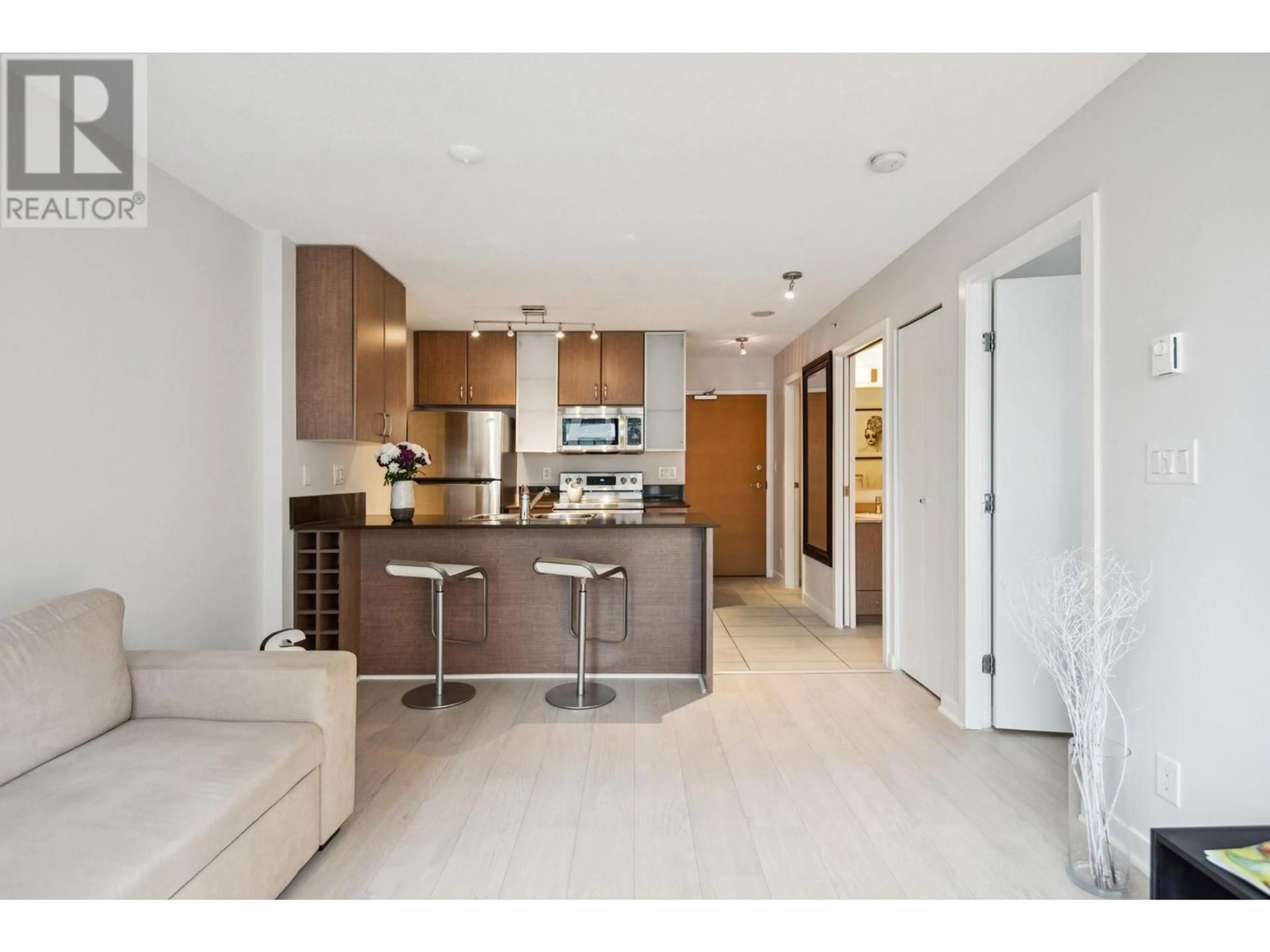 Open concept kitchen, ceramic/tile floor for 904 977 MAINLAND STREET, Vancouver British Columbia V6B1T2