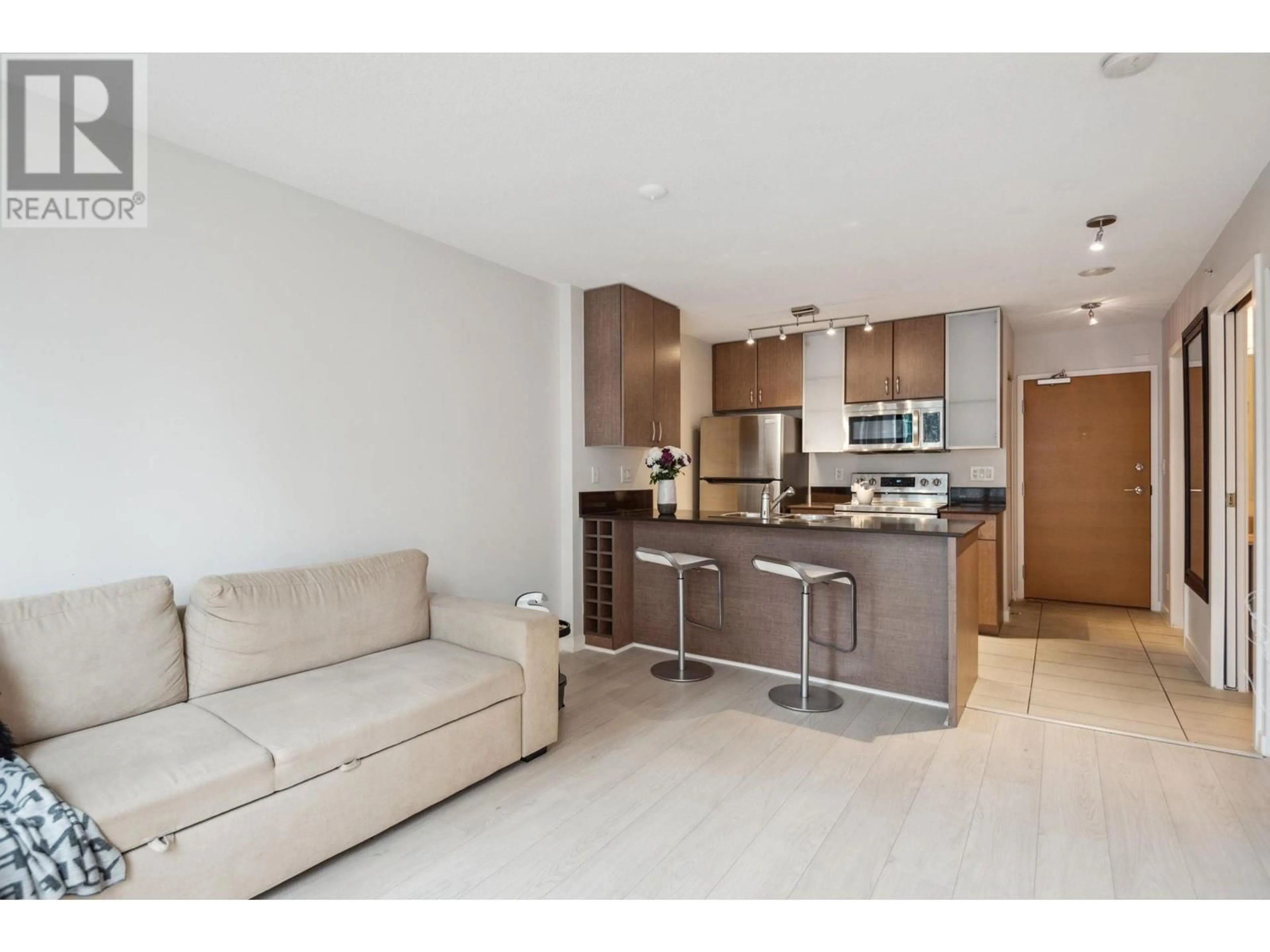 Open concept kitchen, ceramic/tile floor for 904 977 MAINLAND STREET, Vancouver British Columbia V6B1T2