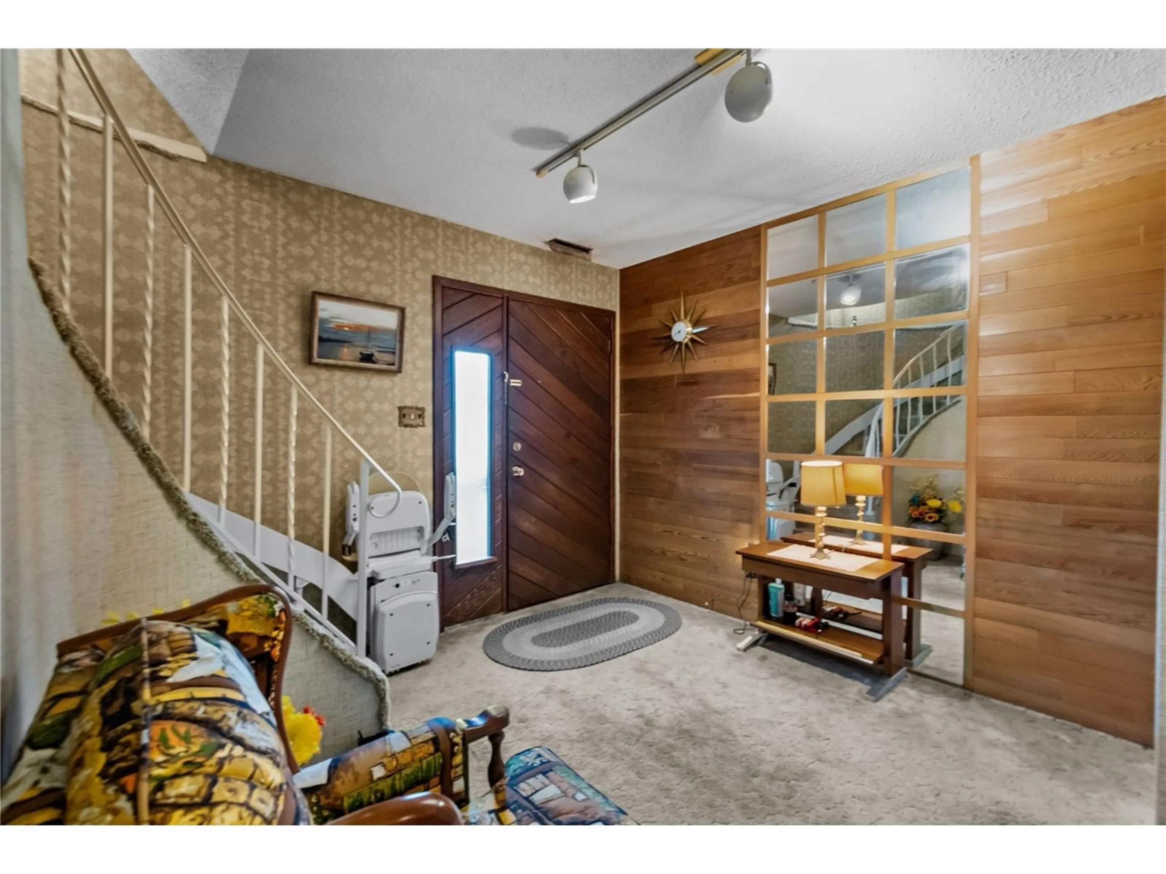 Indoor entryway for 1518 PARKER, White Rock British Columbia V4B4S5