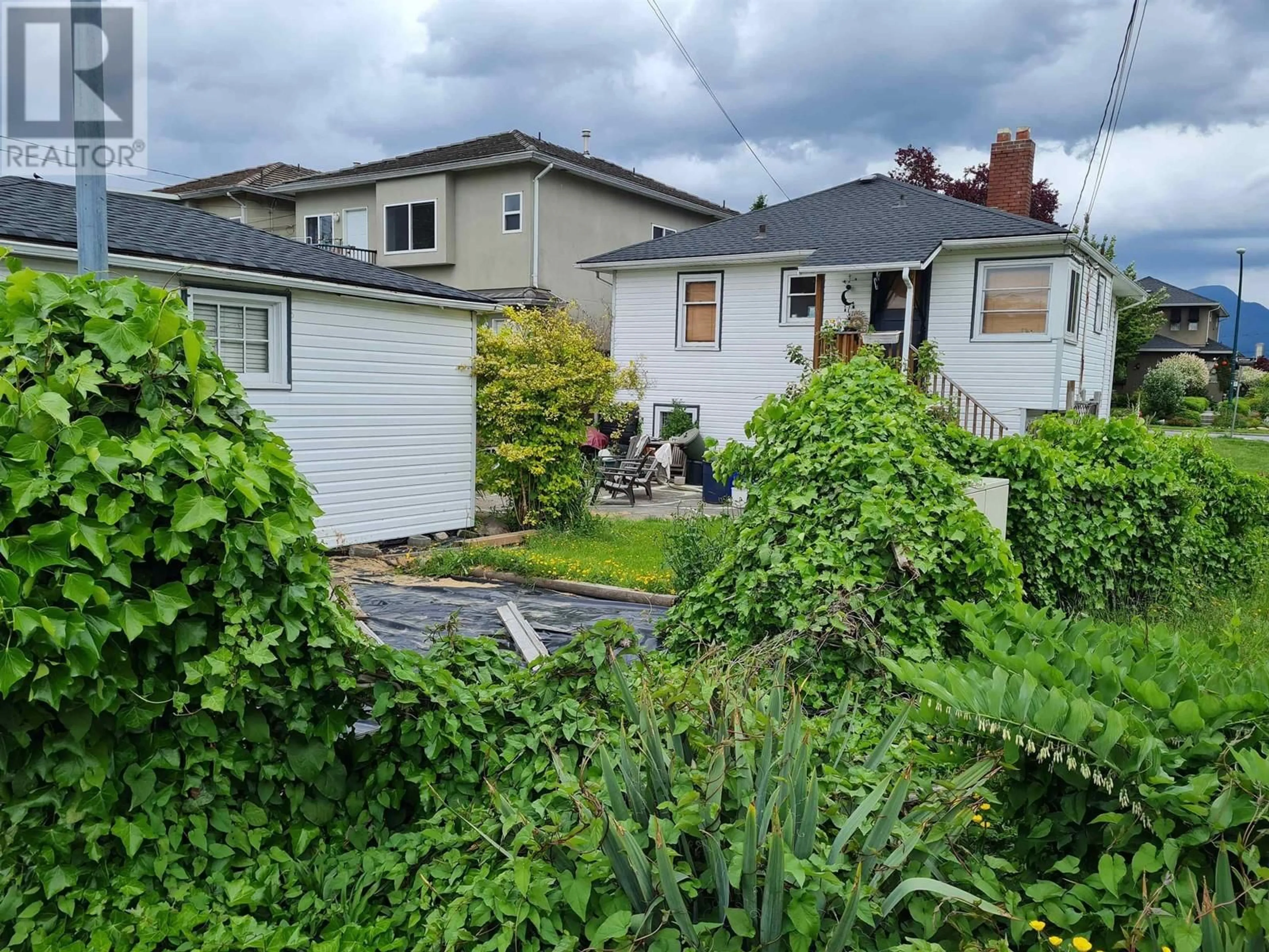 A pic from outside/outdoor area/front of a property/back of a property/a pic from drone, street for 2790 WILLIAM STREET, Vancouver British Columbia V5K2Y8