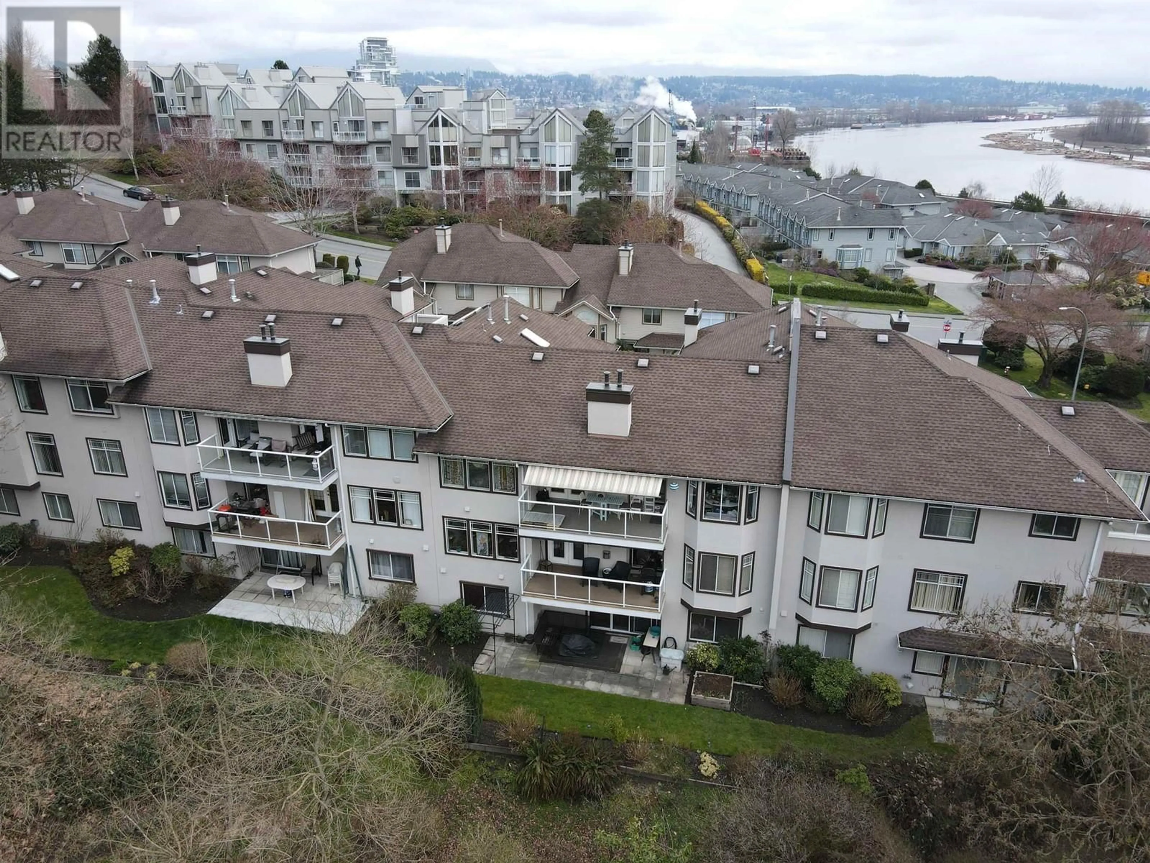 A pic from outside/outdoor area/front of a property/back of a property/a pic from drone, unknown for 8 52 RICHMOND STREET, New Westminster British Columbia V3L5P2