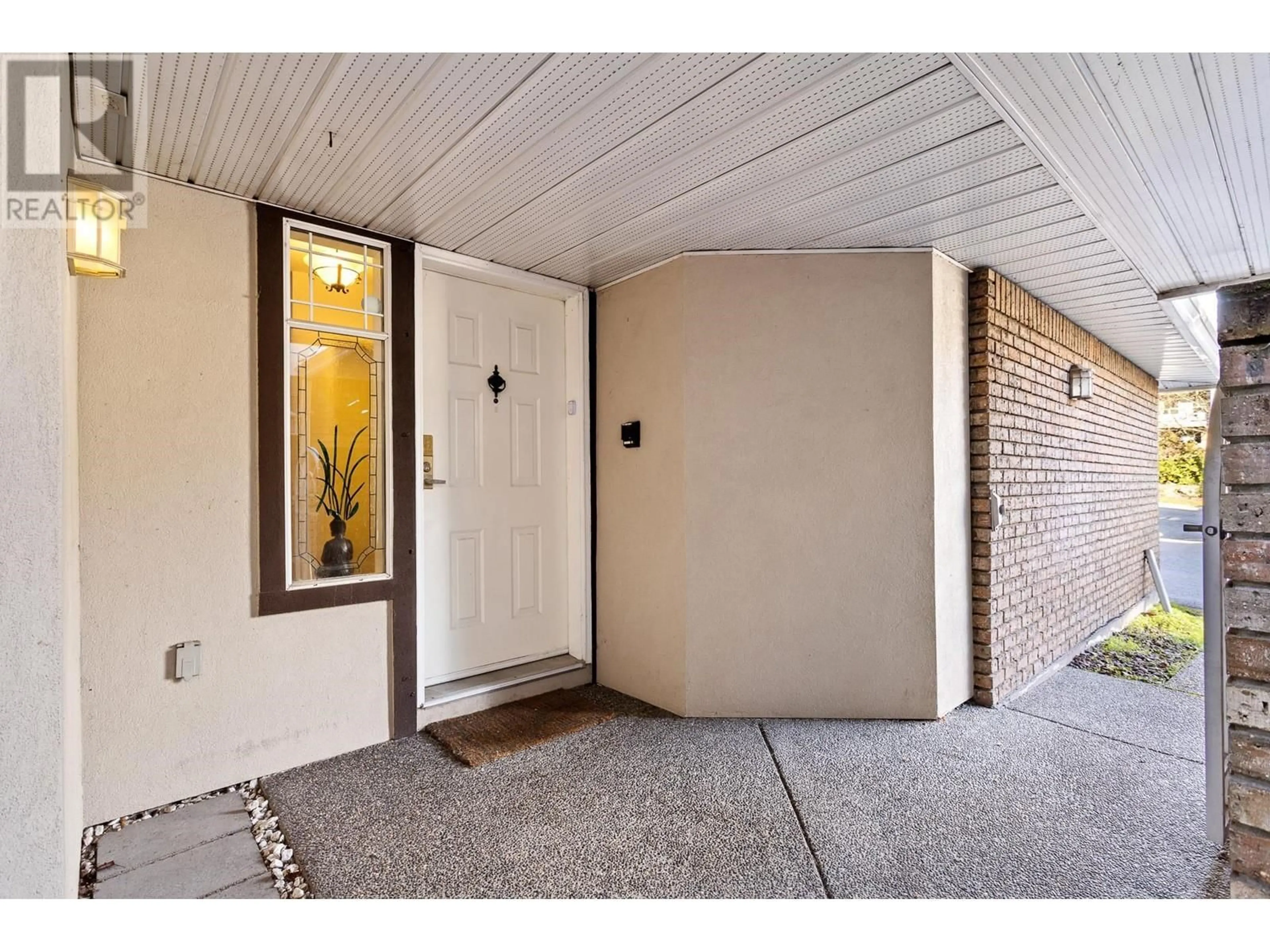 Indoor entryway for 8 52 RICHMOND STREET, New Westminster British Columbia V3L5P2