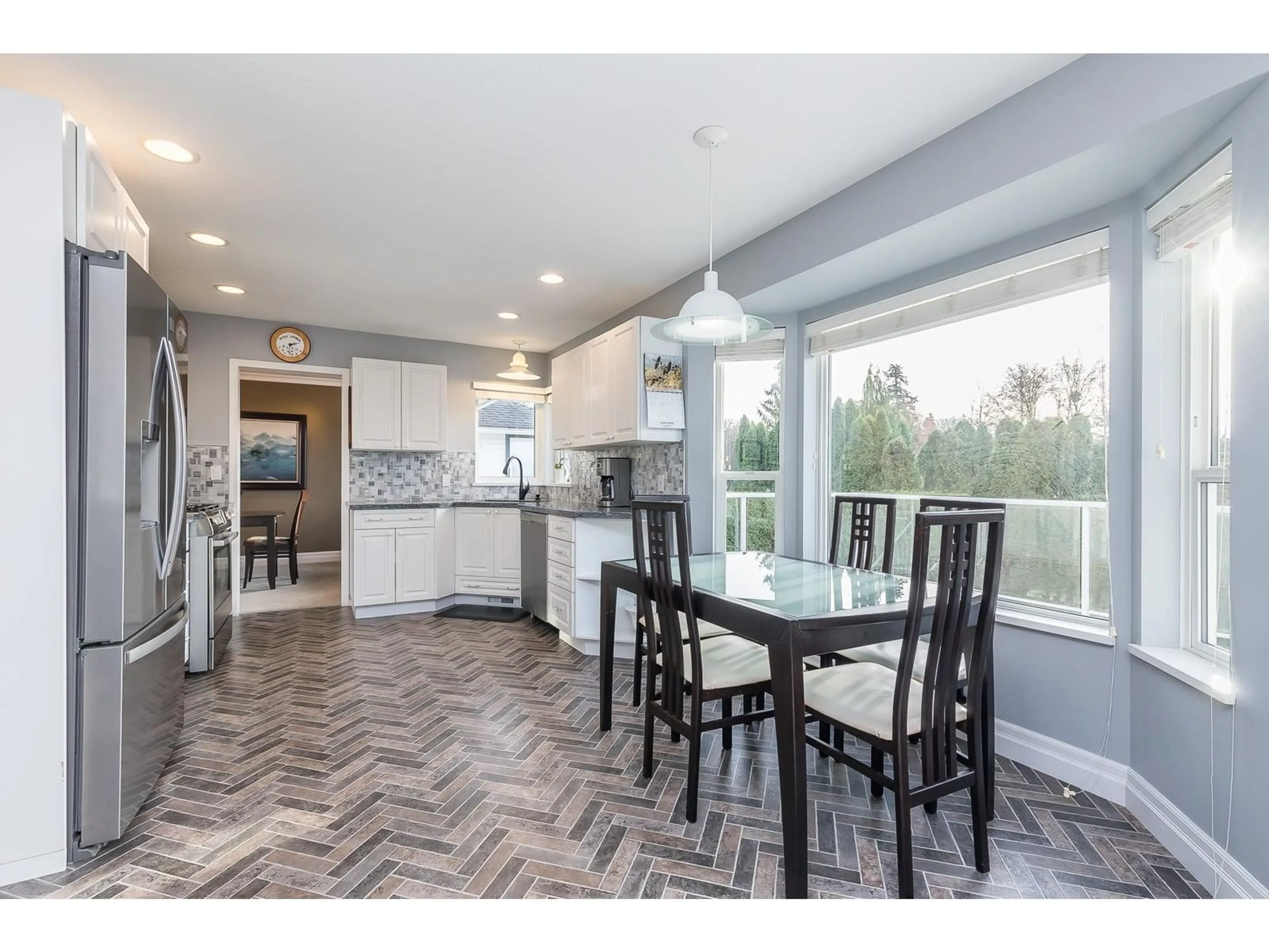 Open concept kitchen, ceramic/tile floor for 3775 THORNTON PLACE, Abbotsford British Columbia V2S7K3