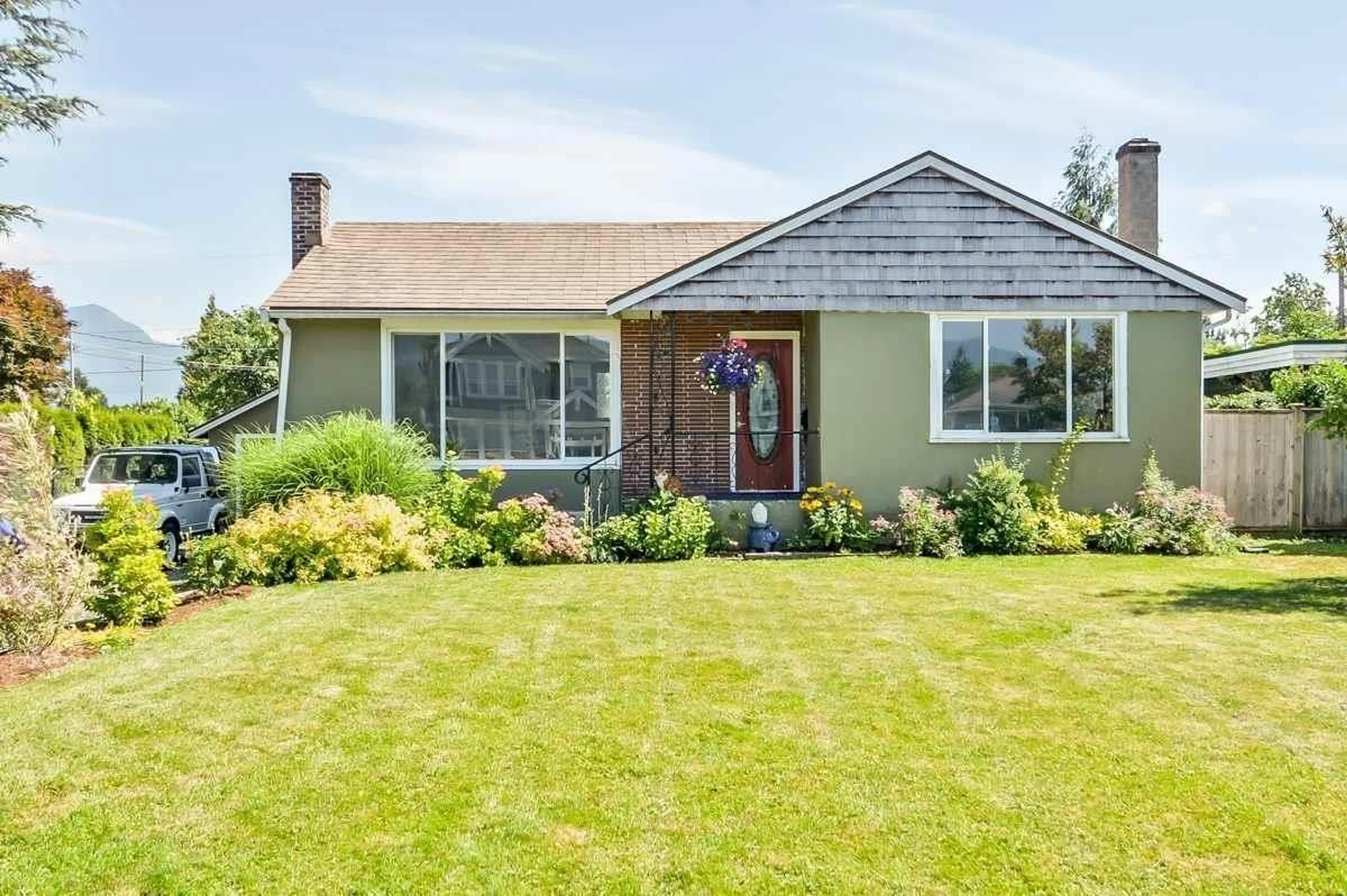 Home with vinyl exterior material, street for 46496 MAYFAIR AVENUE, Chilliwack British Columbia V2P3J2