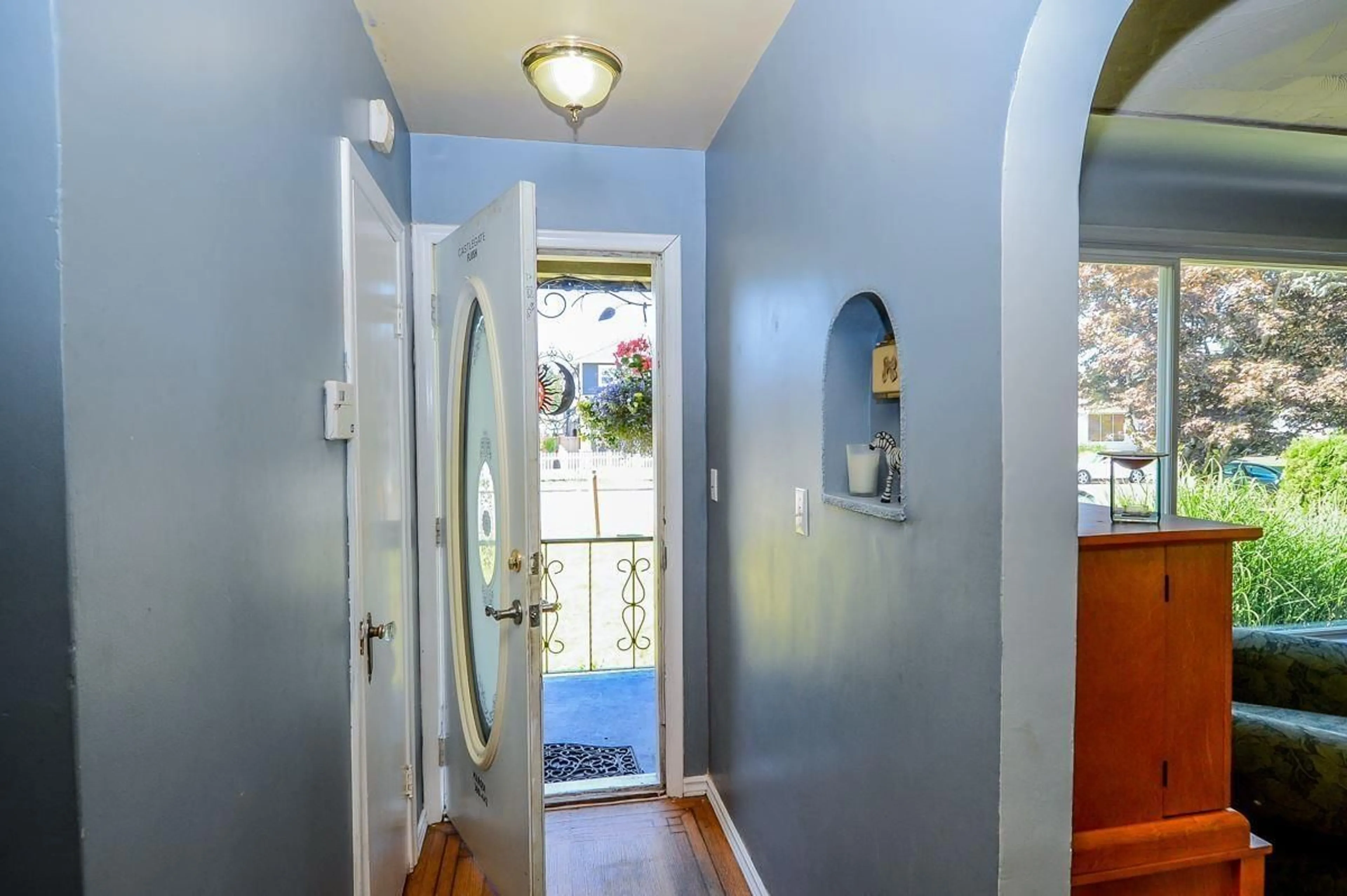 Indoor entryway for 46496 MAYFAIR AVENUE, Chilliwack British Columbia V2P3J2