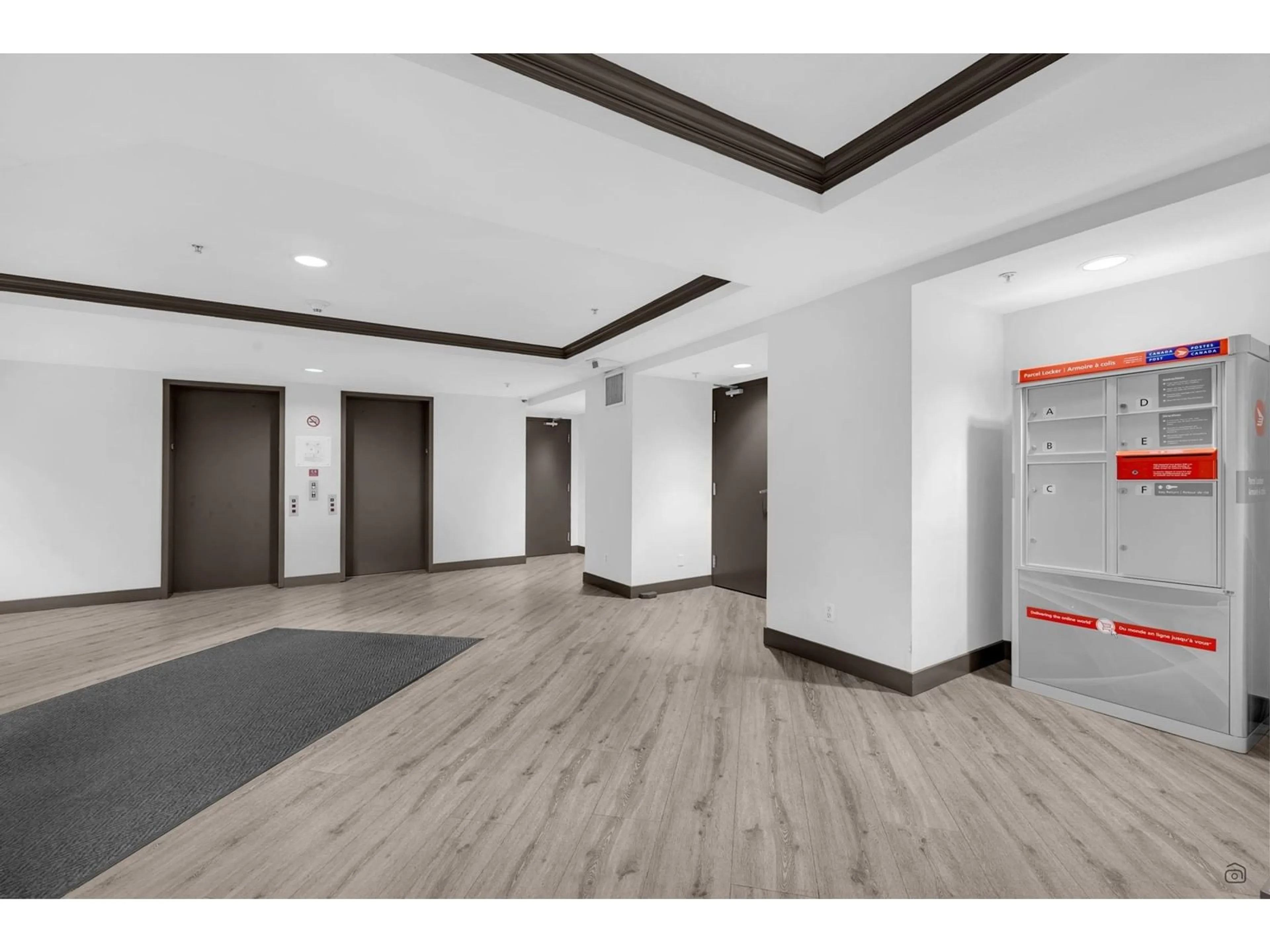 Indoor foyer for 206 - 10533 UNIVERSITY, Surrey British Columbia V3T5T7