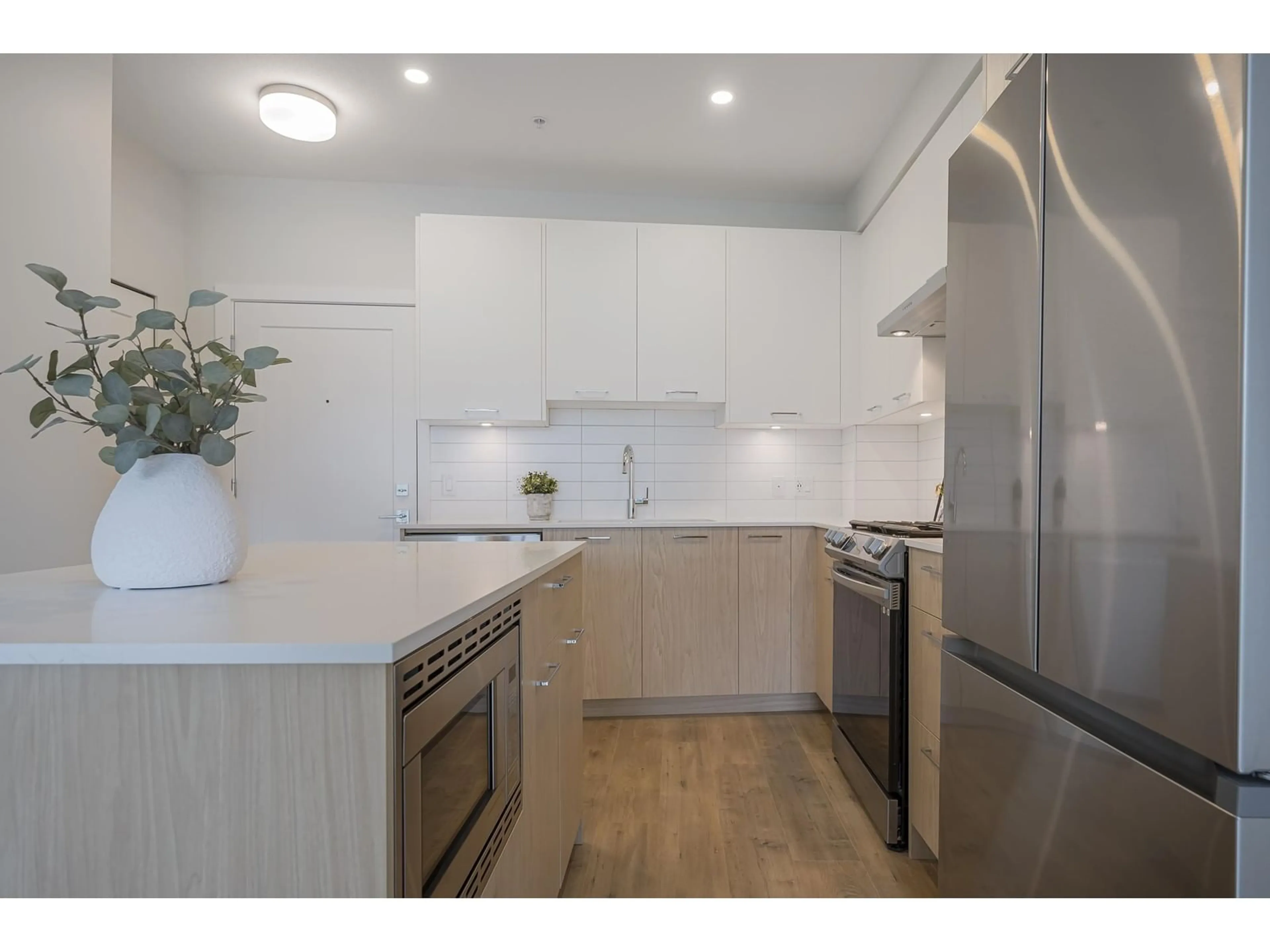 Standard kitchen, unknown for 202 3315 148 STREET, Surrey British Columbia V4P0H5