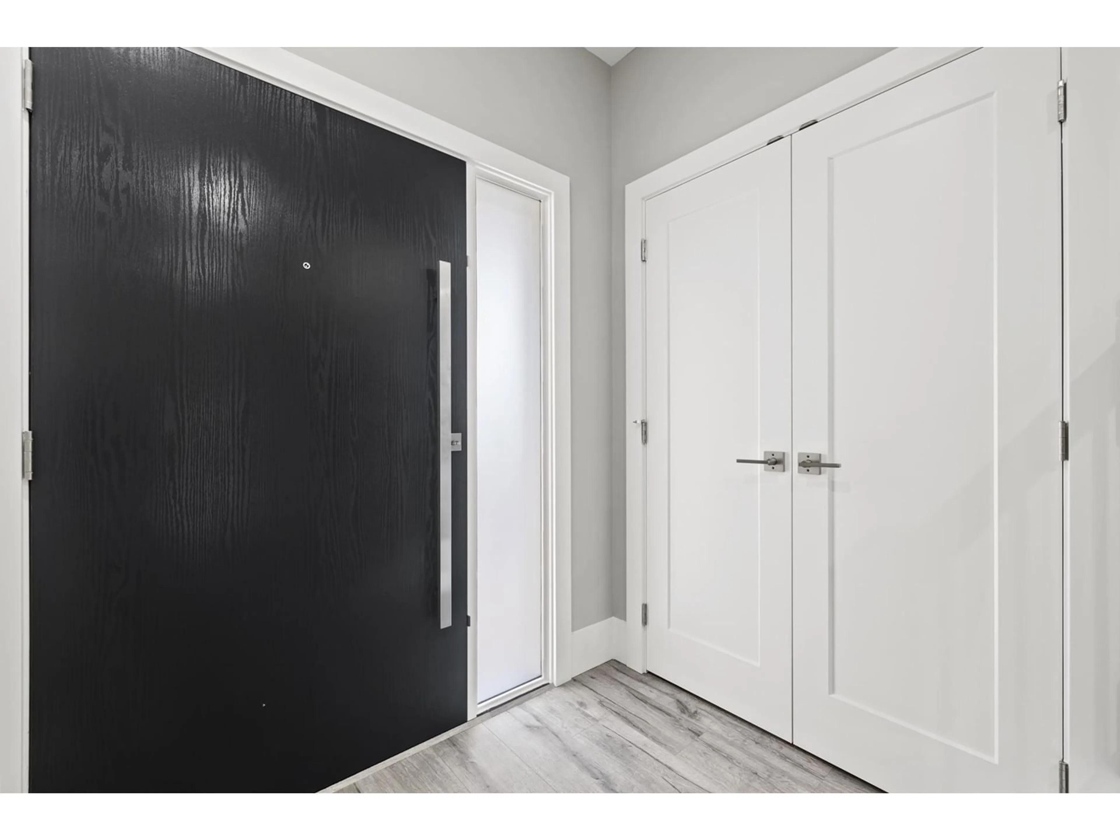 Indoor entryway for 2811 PLATFORM, Abbotsford British Columbia V4X0B8