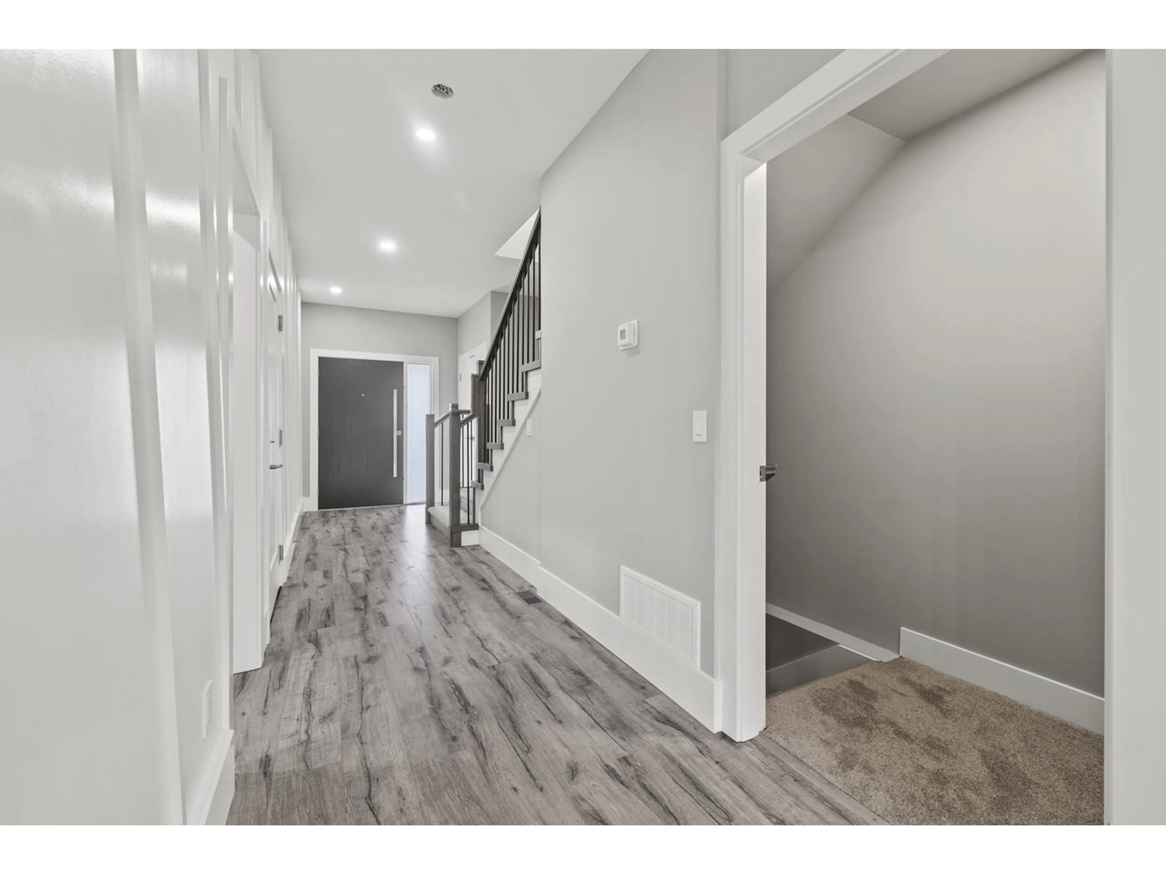 Indoor entryway for 2811 PLATFORM, Abbotsford British Columbia V4X0B8