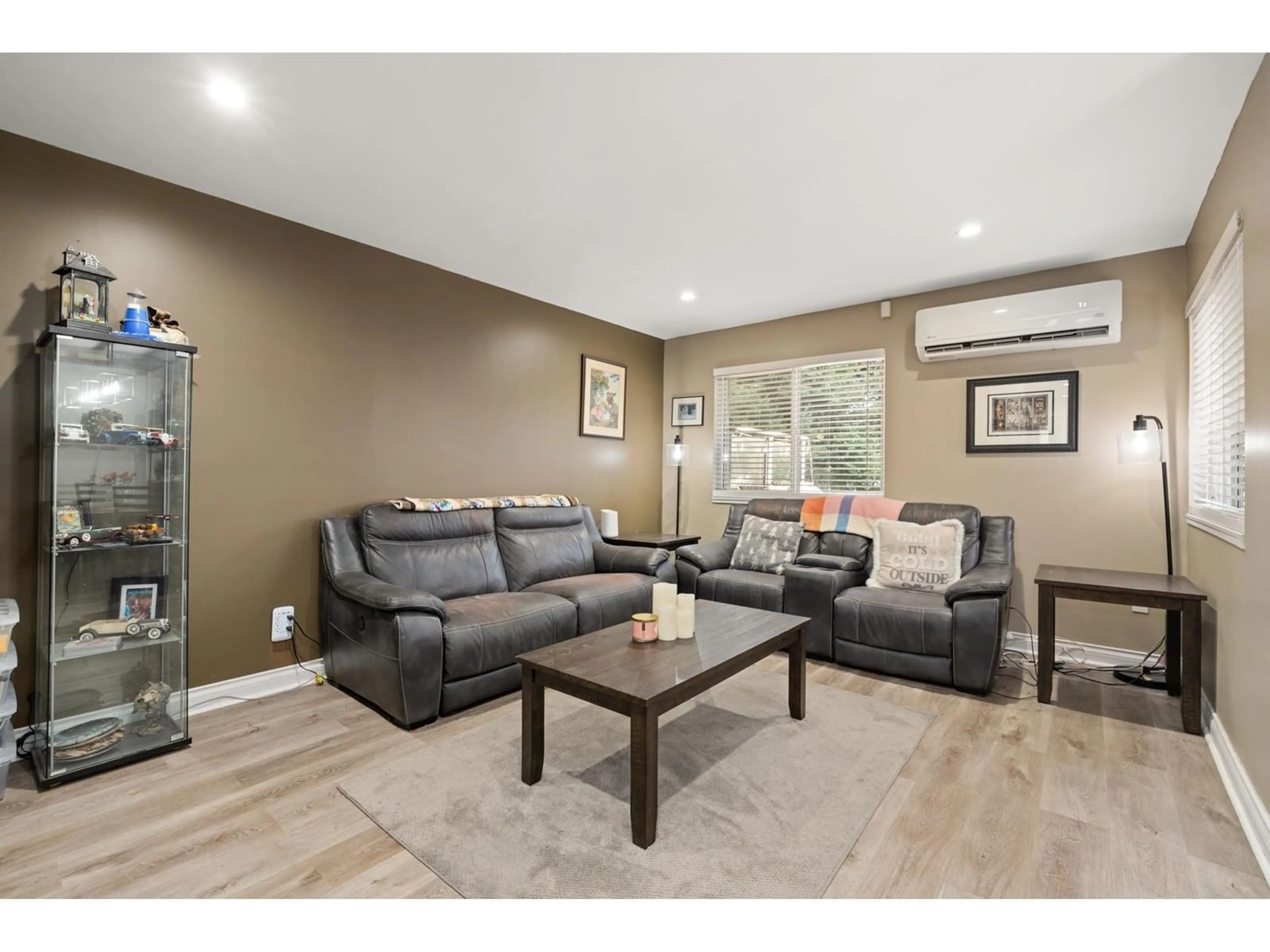 Living room with furniture, wood/laminate floor for 39 2830 W BOURQUIN CRESCENT, Abbotsford British Columbia V2S5N8