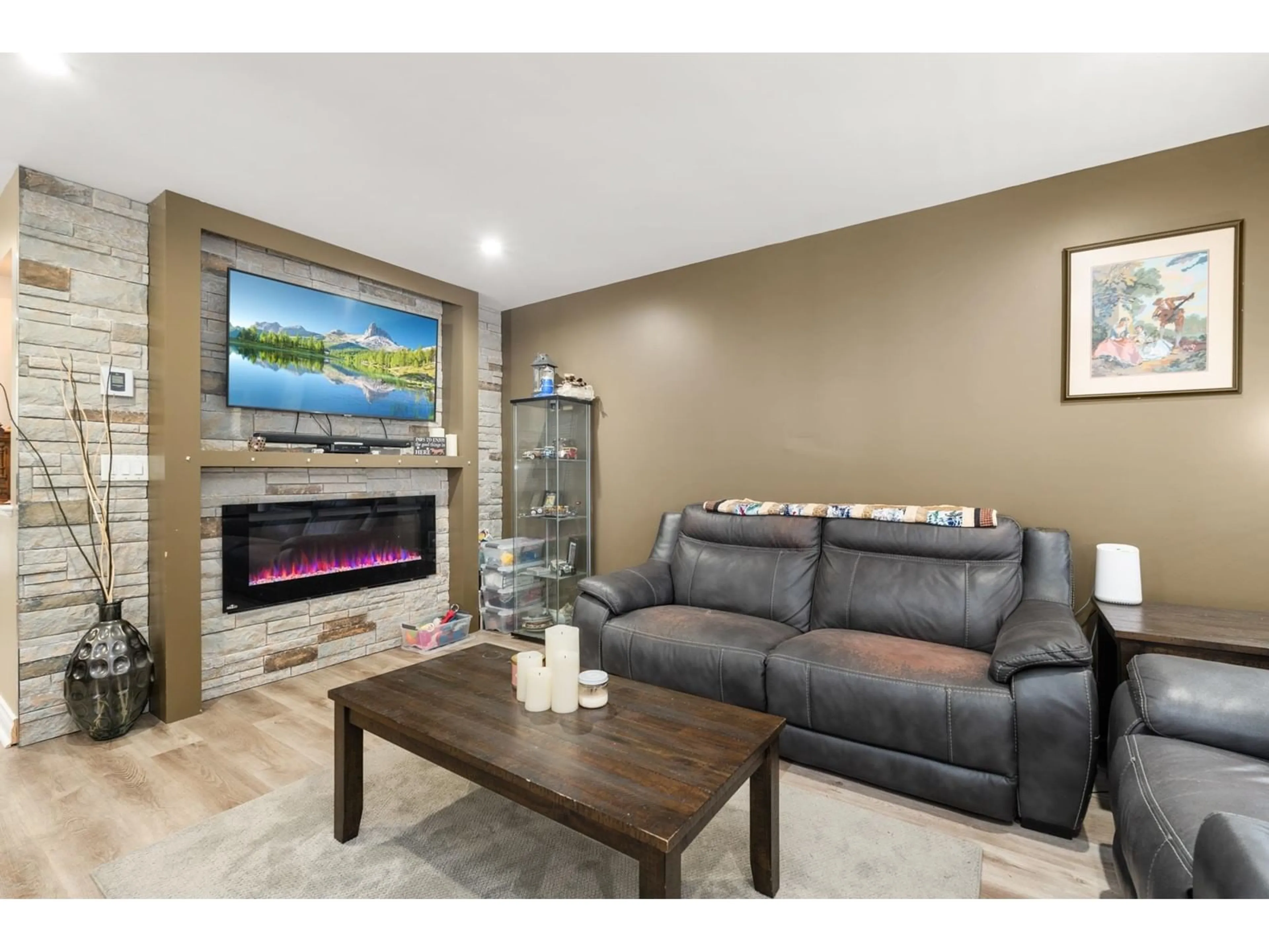 Living room with furniture, unknown for 39 2830 W BOURQUIN CRESCENT, Abbotsford British Columbia V2S5N8