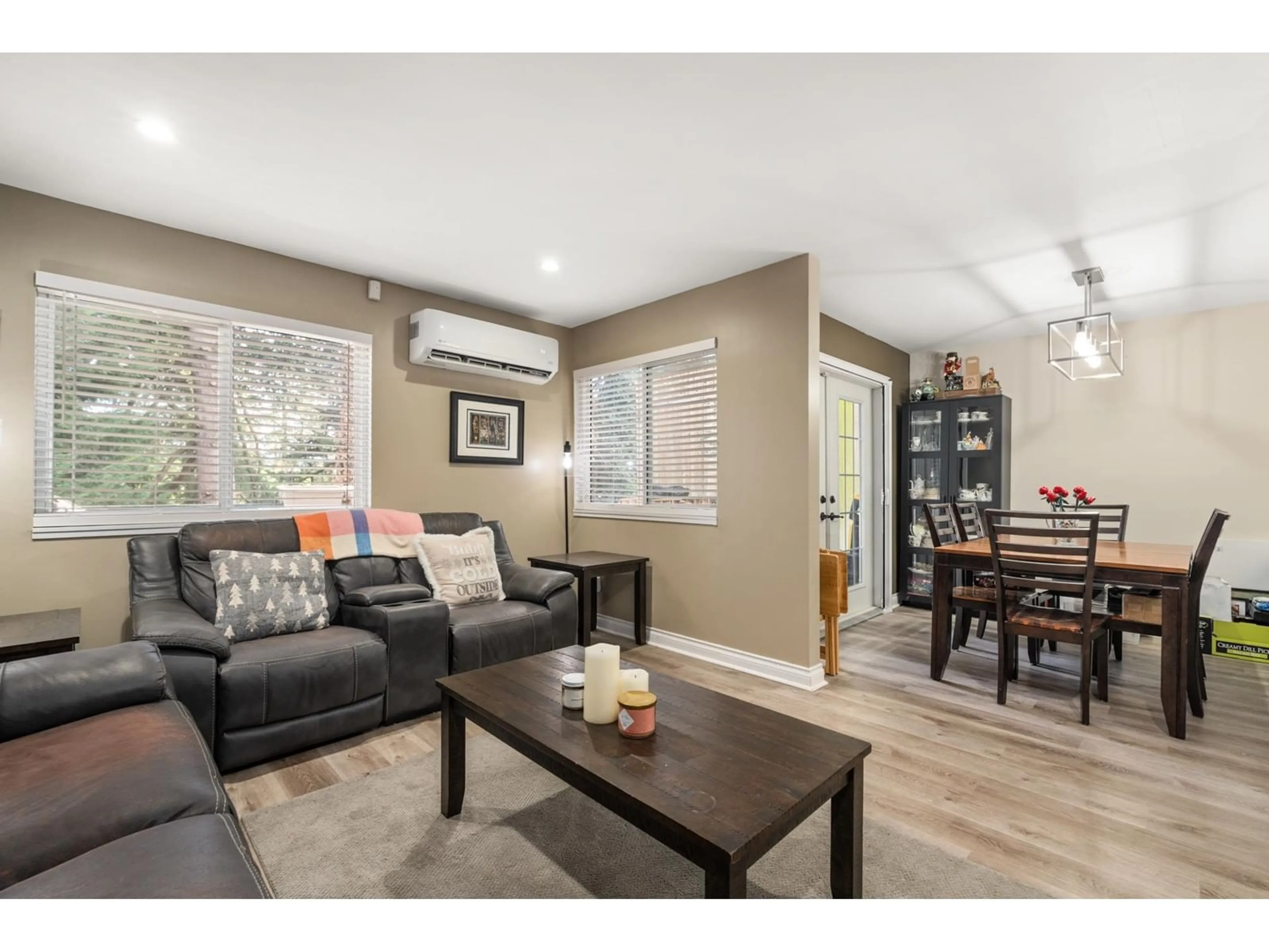 Living room with furniture, wood/laminate floor for 39 2830 W BOURQUIN CRESCENT, Abbotsford British Columbia V2S5N8