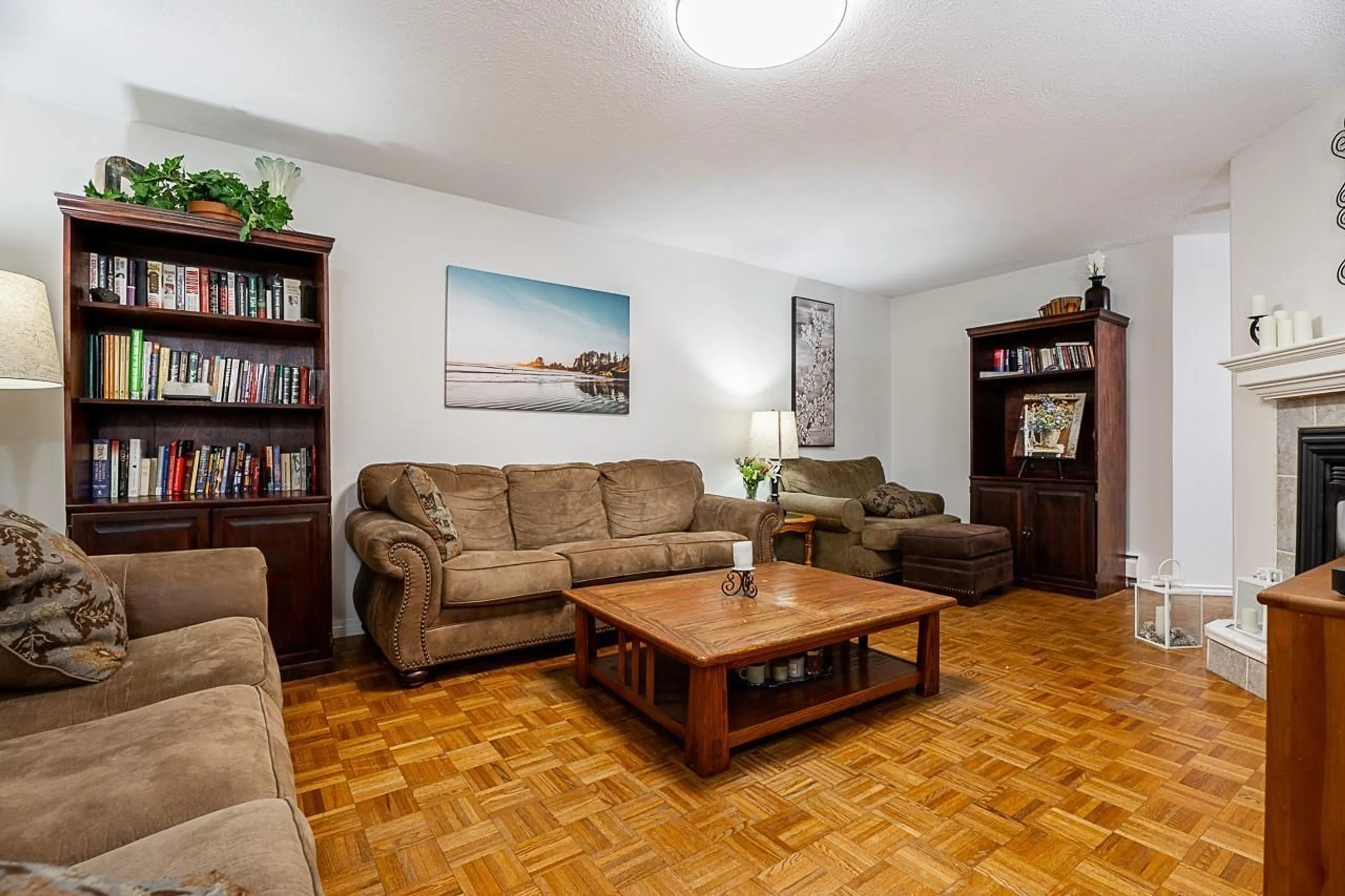 Living room with furniture, wood/laminate floor for 9150 NORUM ROAD, Delta British Columbia V4C3J1