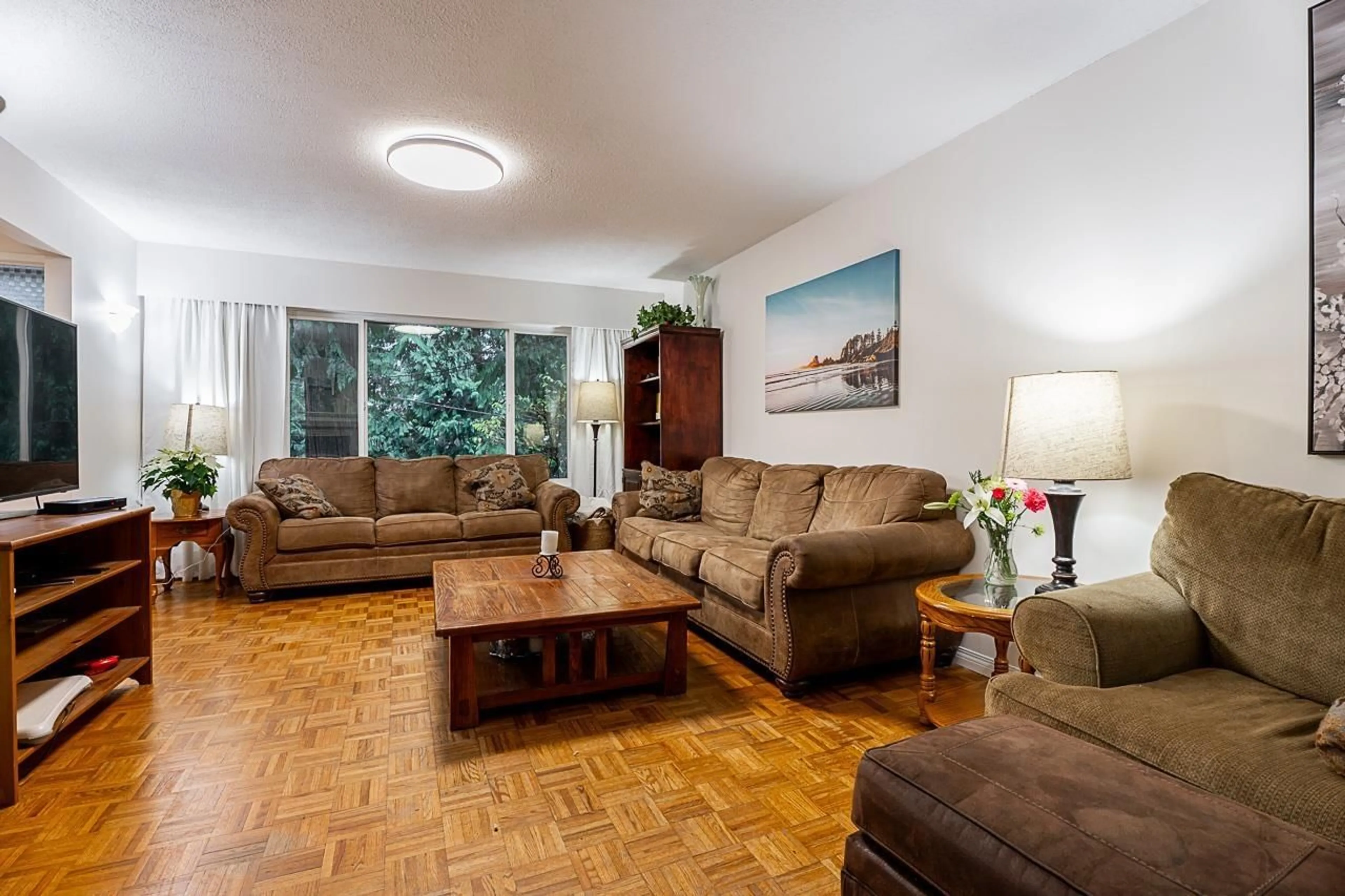 Living room with furniture, wood/laminate floor for 9150 NORUM ROAD, Delta British Columbia V4C3J1