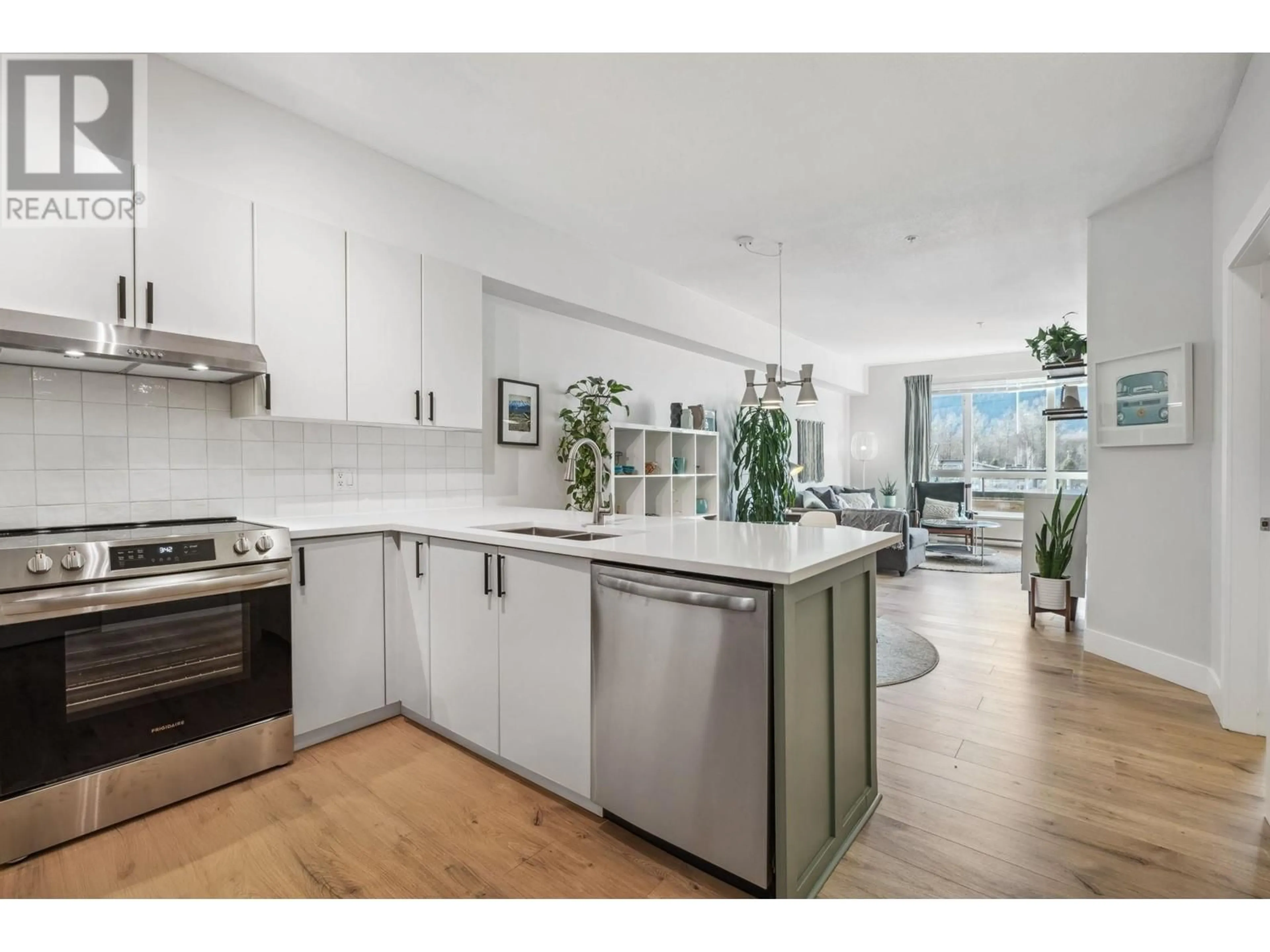 Open concept kitchen, unknown for 227 40437 TANTALUS ROAD, Squamish British Columbia V0N1T0