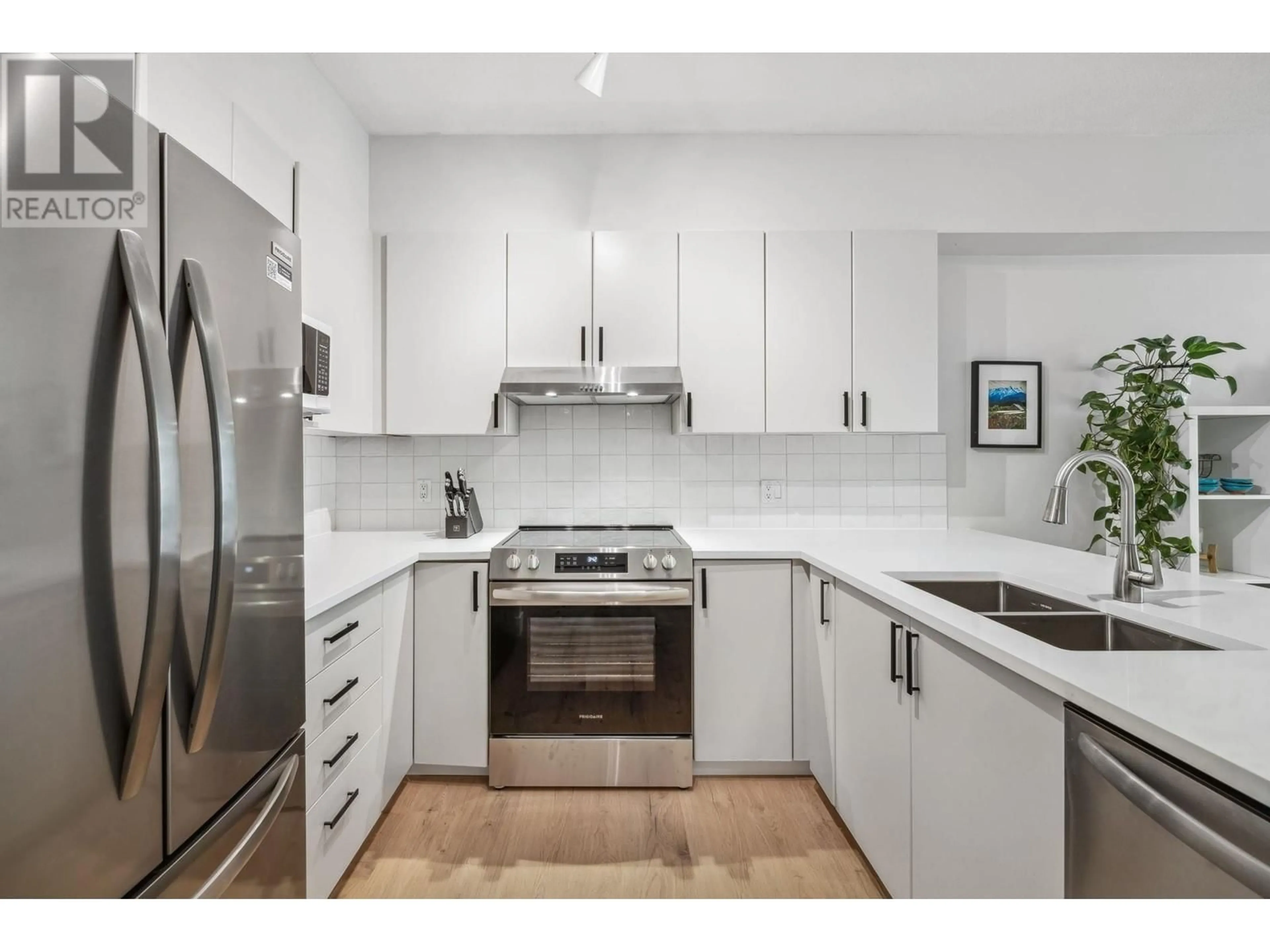 Standard kitchen, ceramic/tile floor for 227 40437 TANTALUS ROAD, Squamish British Columbia V0N1T0