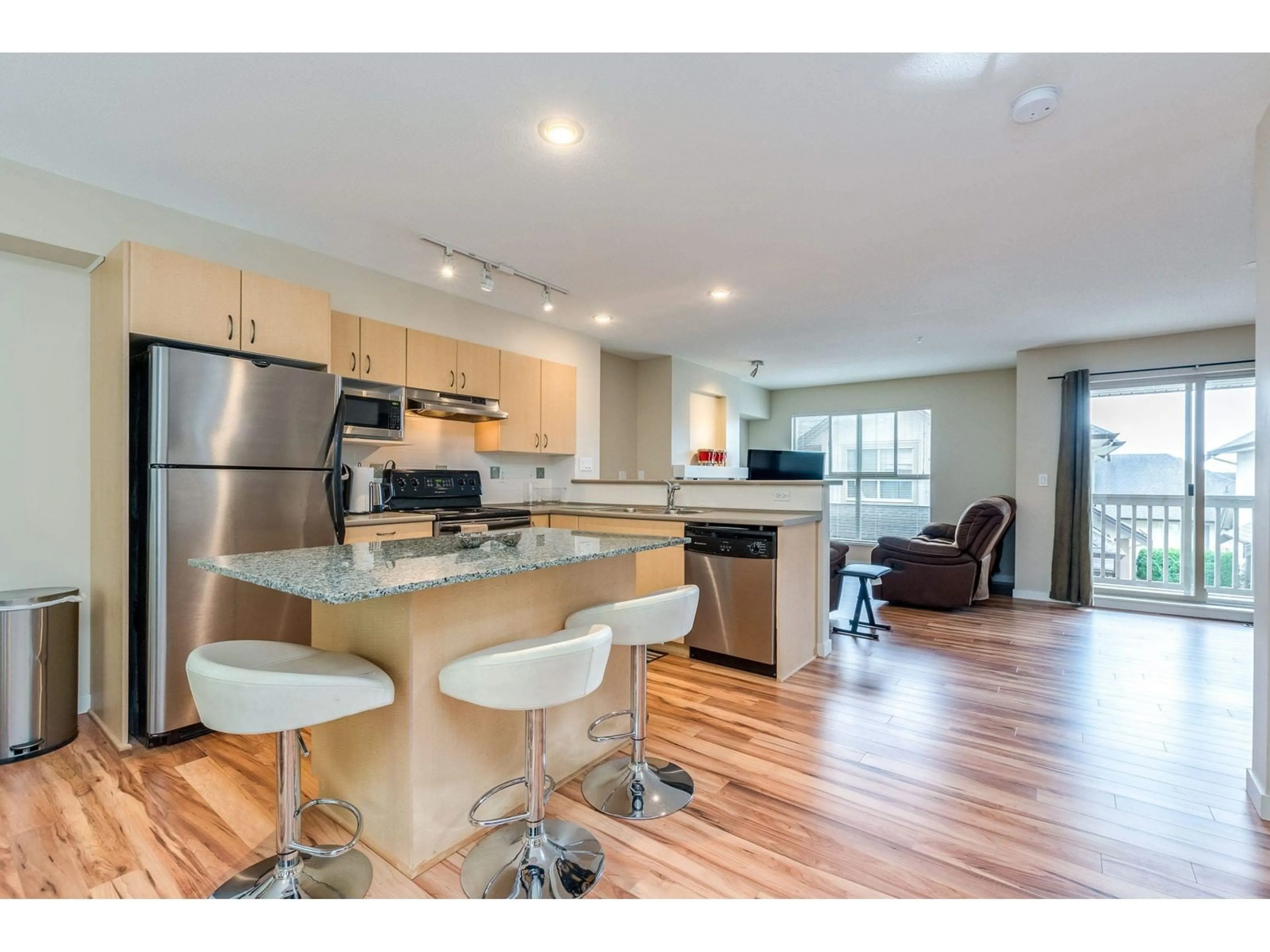 Open concept kitchen, wood/laminate floor for 89 20350 68 AVENUE, Langley British Columbia V2Y3A5