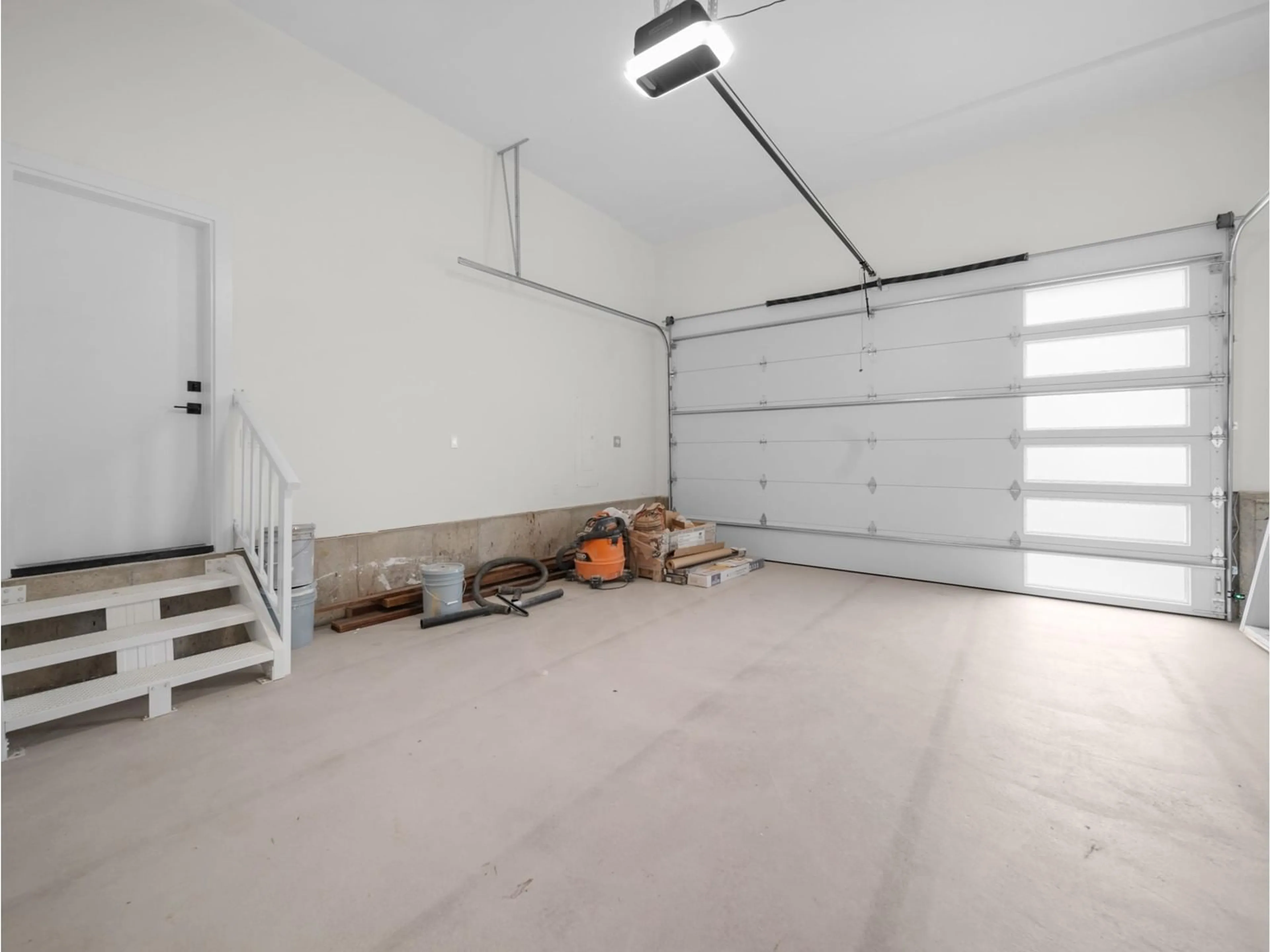 Indoor garage for 2807 PLATFORM, Abbotsford British Columbia V4X0A4