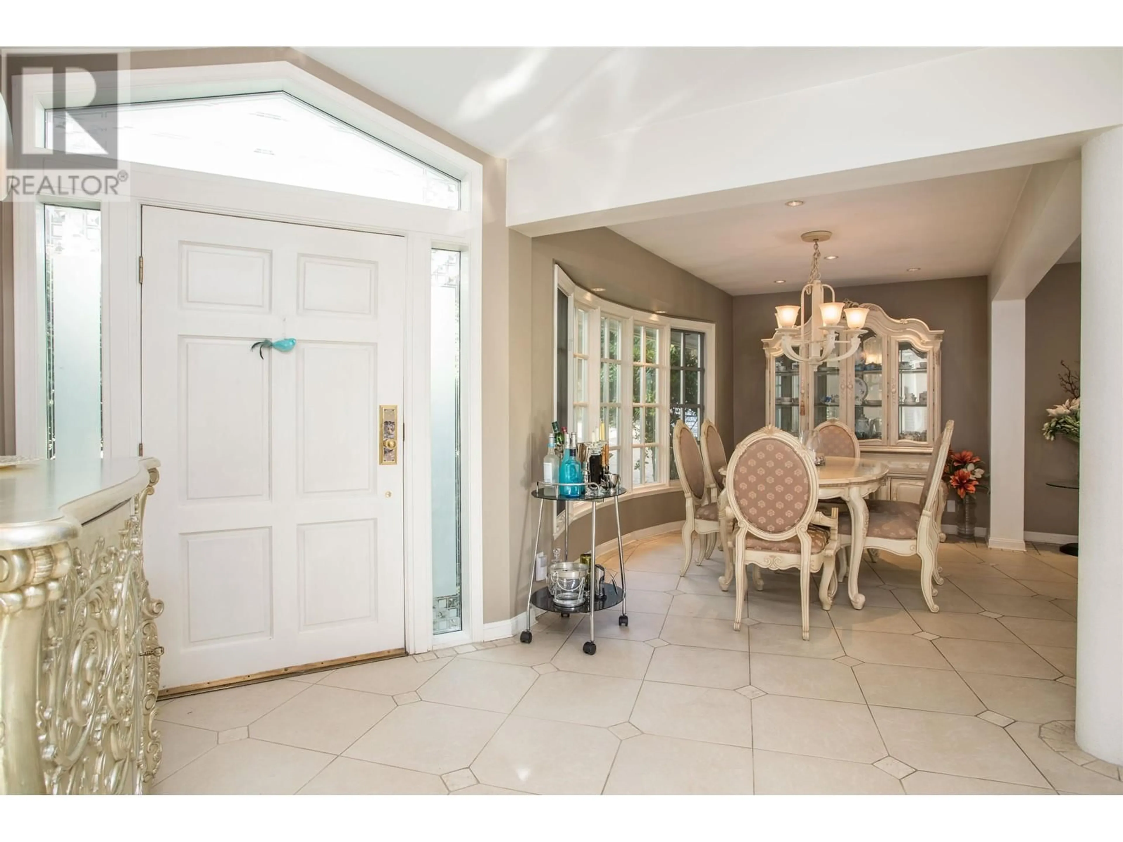 Indoor foyer for 888 PYRFORD ROAD, West Vancouver British Columbia V7S2A1