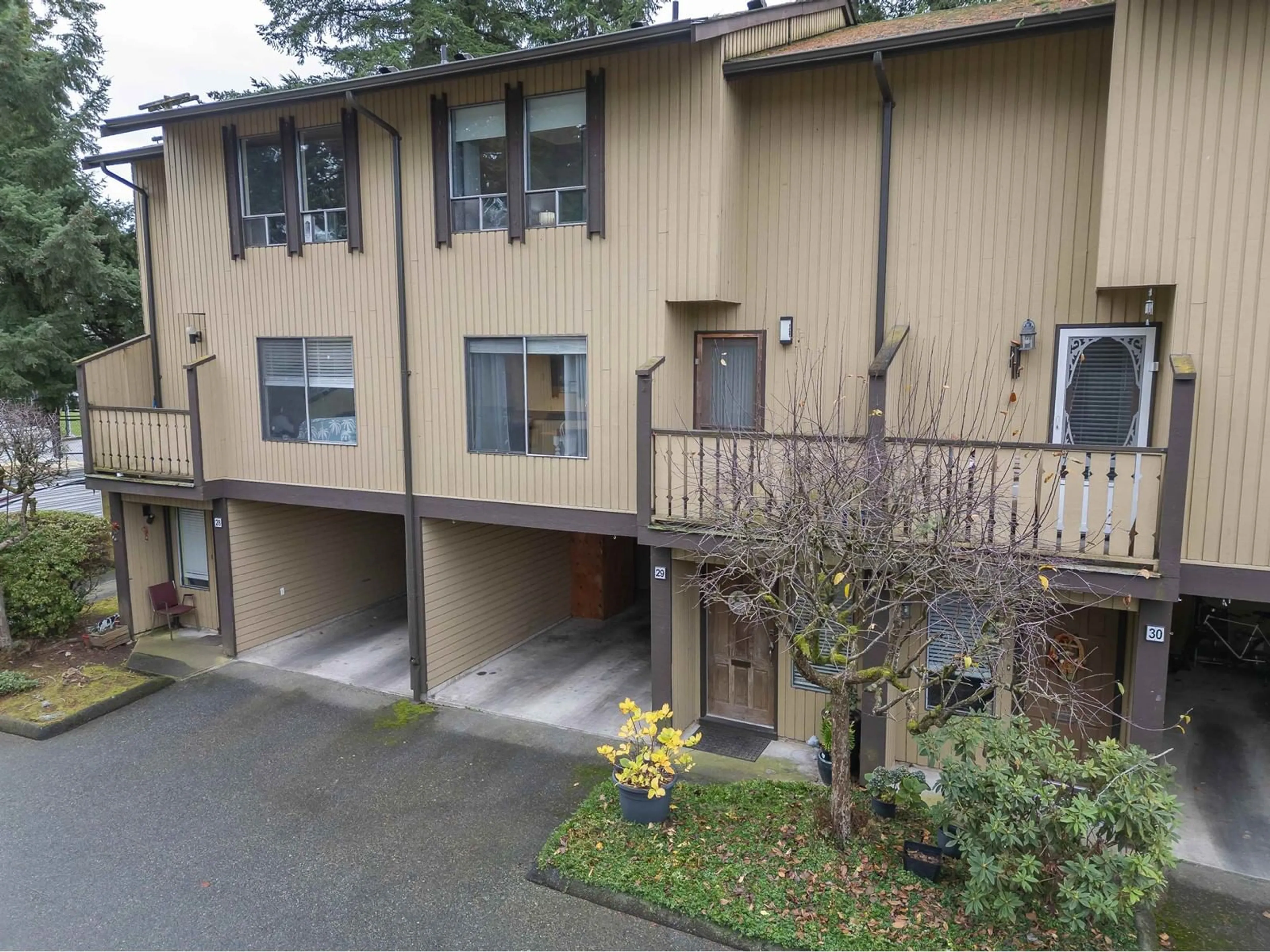 A pic from outside/outdoor area/front of a property/back of a property/a pic from drone, street for 29 2998 MOUAT DRIVE, Abbotsford British Columbia V2T4E6