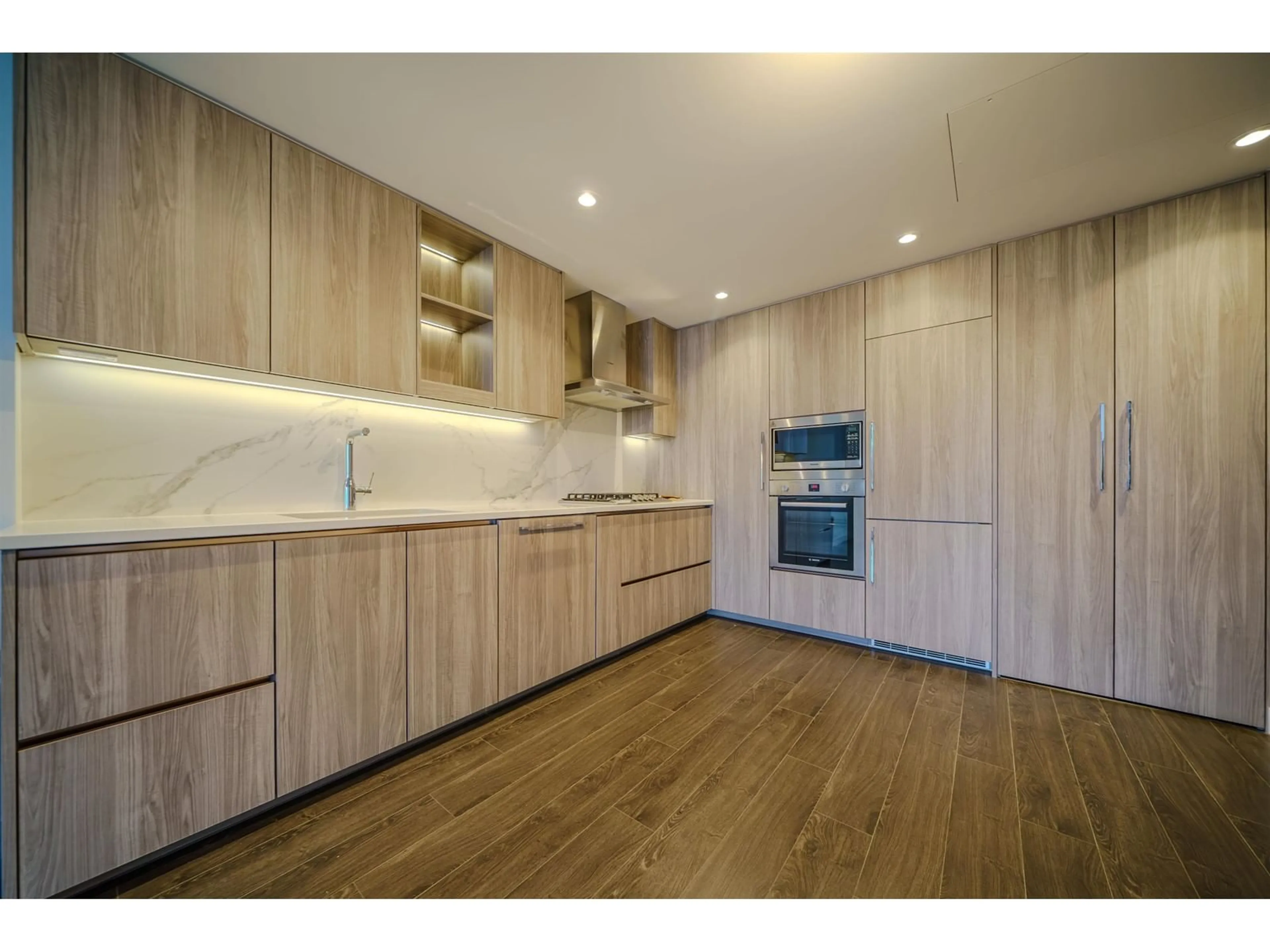 Open concept kitchen, wood/laminate floor for 1611 9887 WHALLEY BOULEVARD, Surrey British Columbia V3T0P4