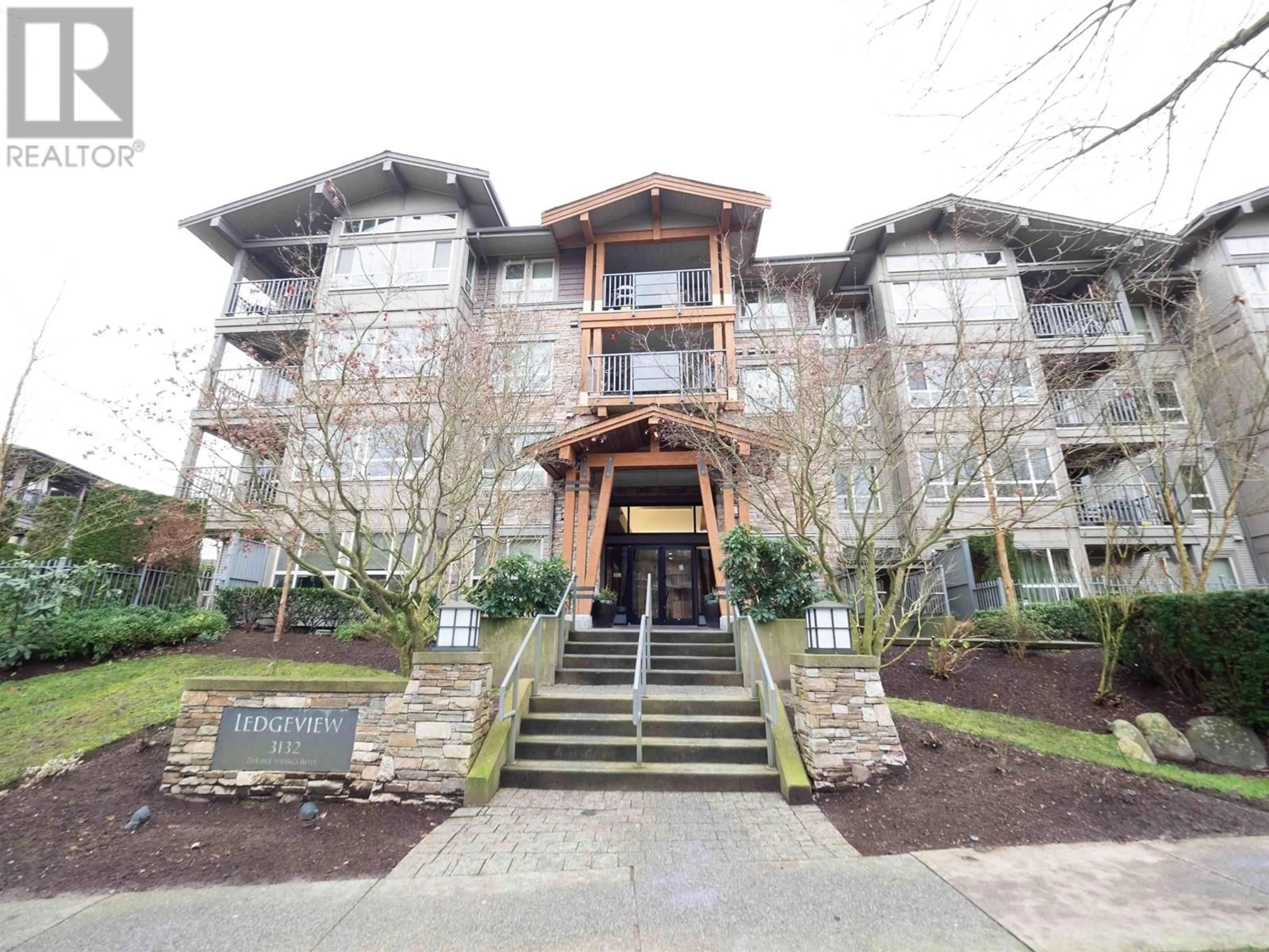 Indoor foyer for 208 3132 DAYANEE SPRINGS BOULEVARD, Coquitlam British Columbia V3E0B5