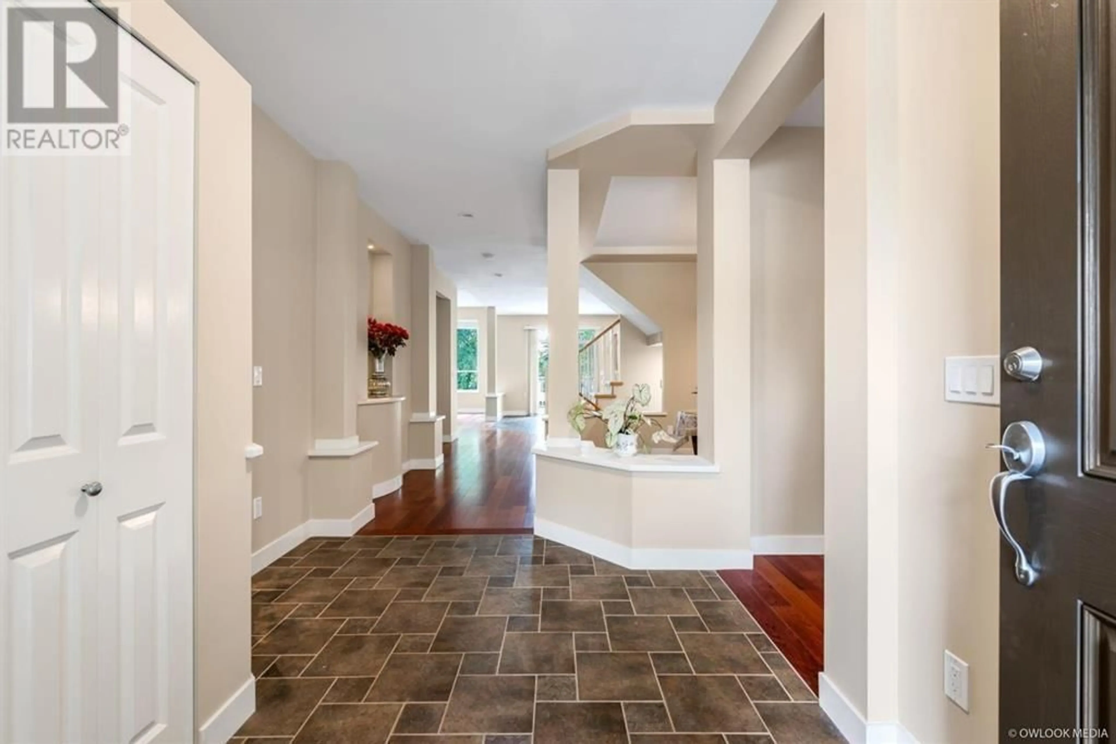 Indoor entryway for 47 MAPLE DRIVE, Port Moody British Columbia V3H5M8