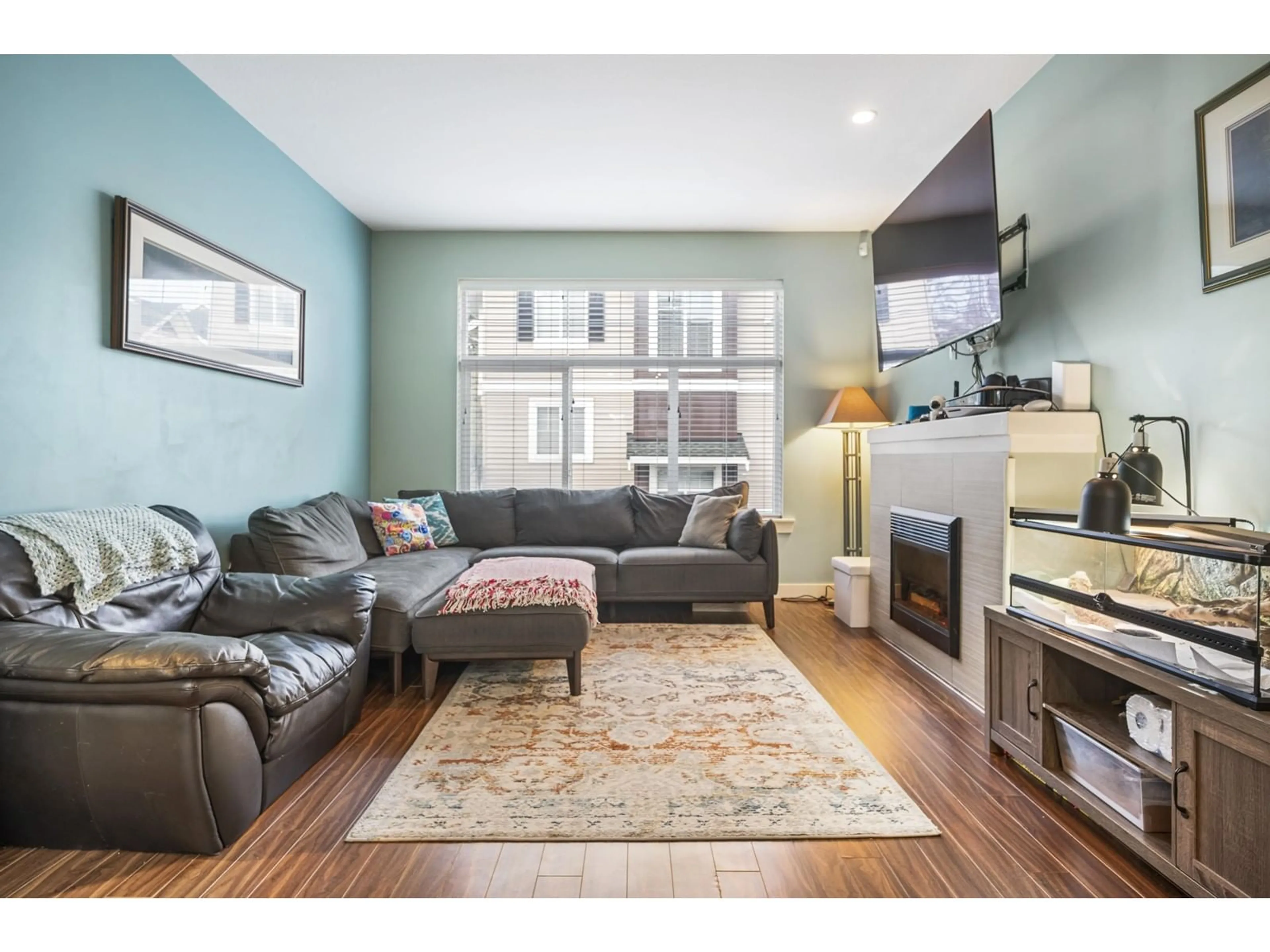 Living room with furniture, wood/laminate floor for 49 - 14377 60, Surrey British Columbia V3X0E2