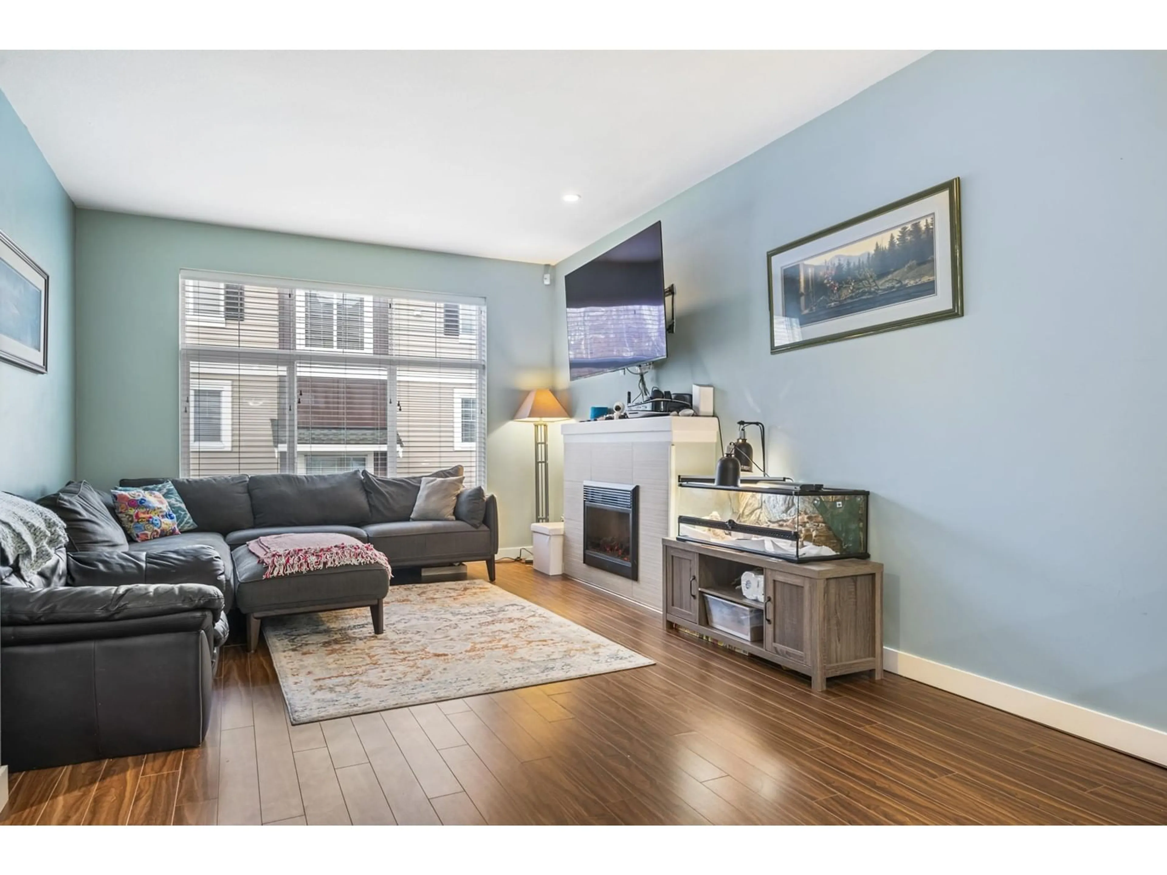 Living room with furniture, wood/laminate floor for 49 - 14377 60, Surrey British Columbia V3X0E2