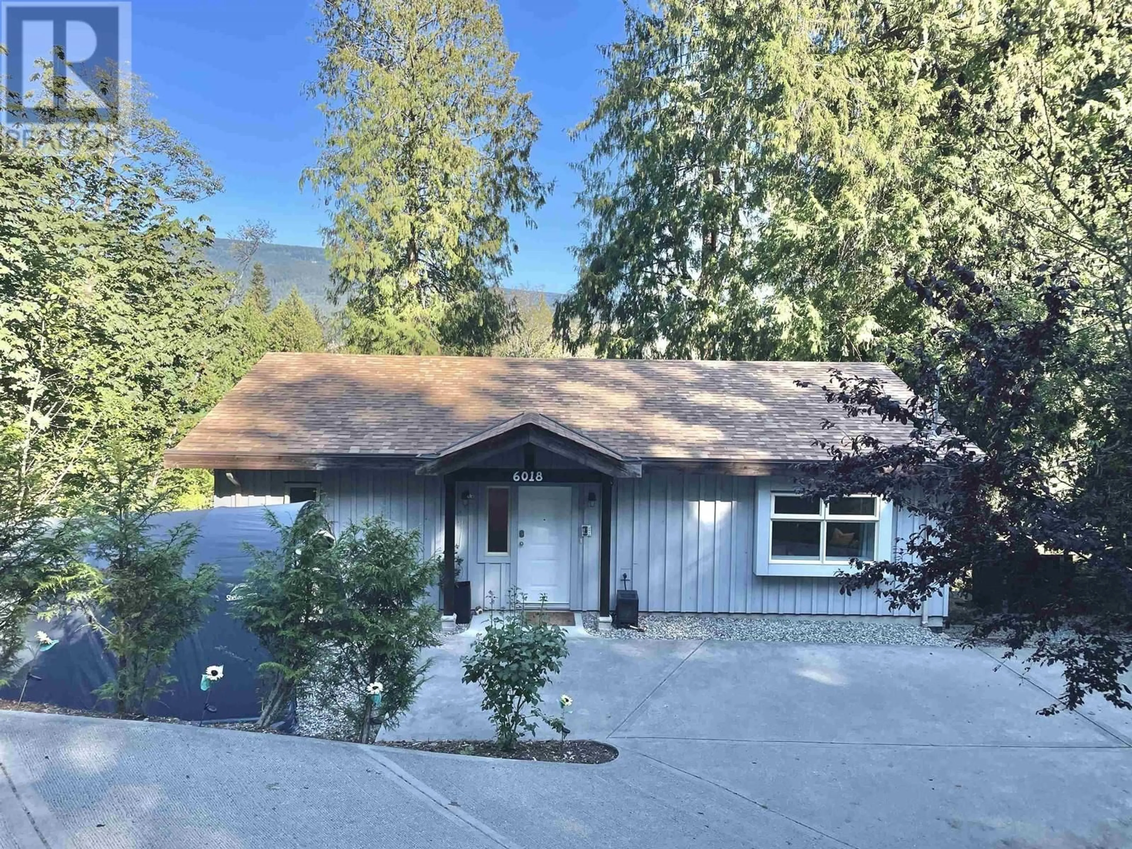 A pic from outside/outdoor area/front of a property/back of a property/a pic from drone, mountain view for 6018 FAIRWAY AVENUE, Sechelt British Columbia V7Z0R2