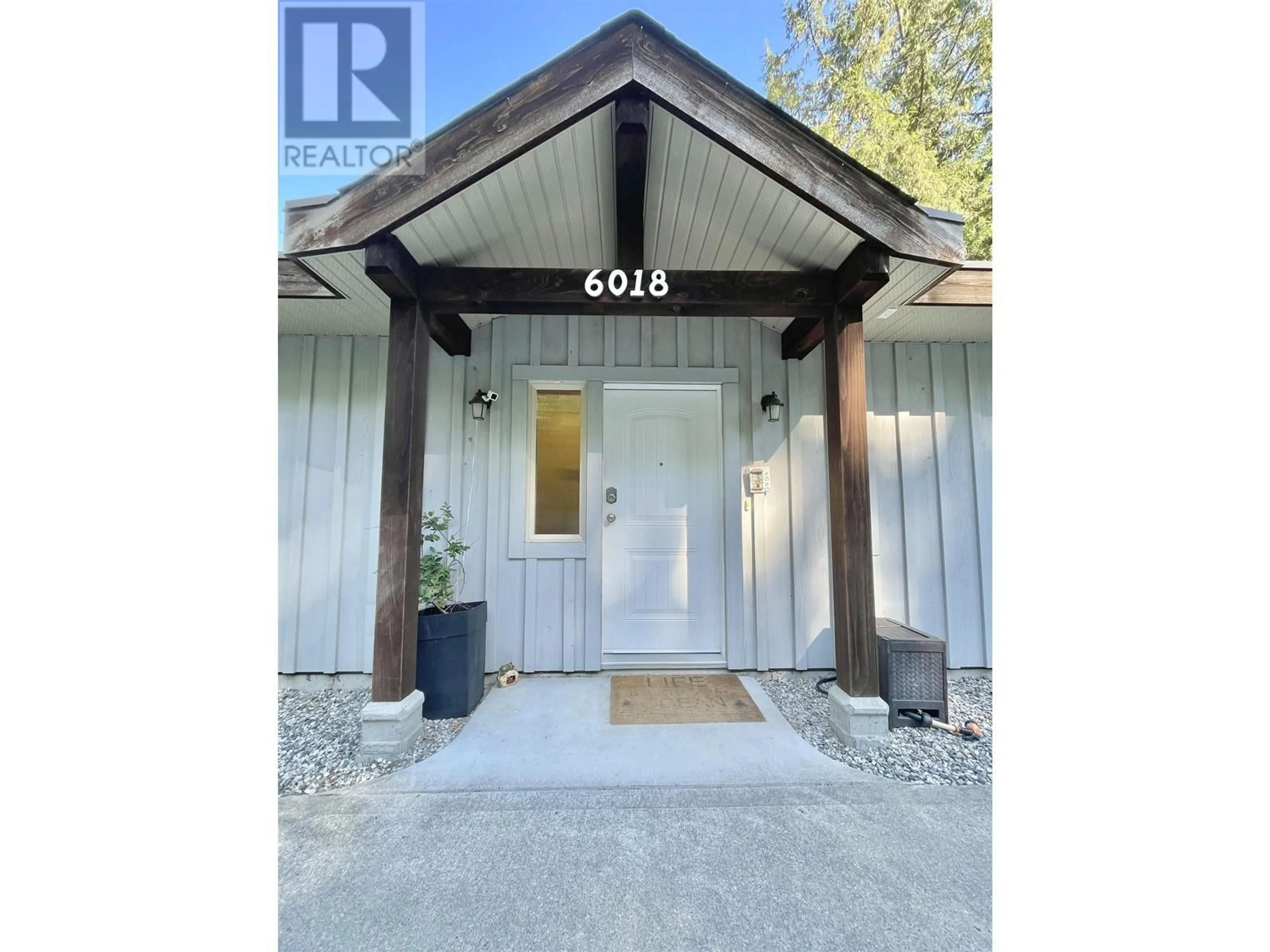 Indoor entryway for 6018 FAIRWAY AVENUE, Sechelt British Columbia V7Z0R2